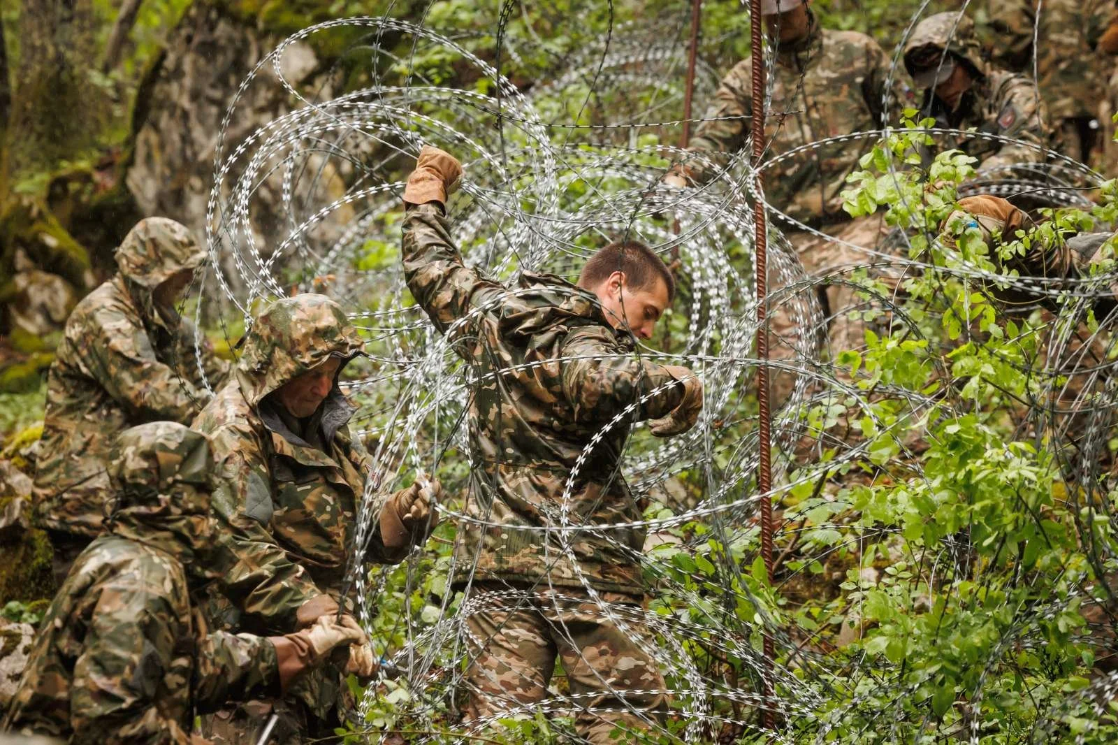  Vlada je aprila začela odstranjevati ograjo na meji s Hrvaško, ki jo je ob množičnem prihodu prebežnikov leta 2015 postavila vlada Mira Cerarja. Foto: Nebojša Tejić/STA 