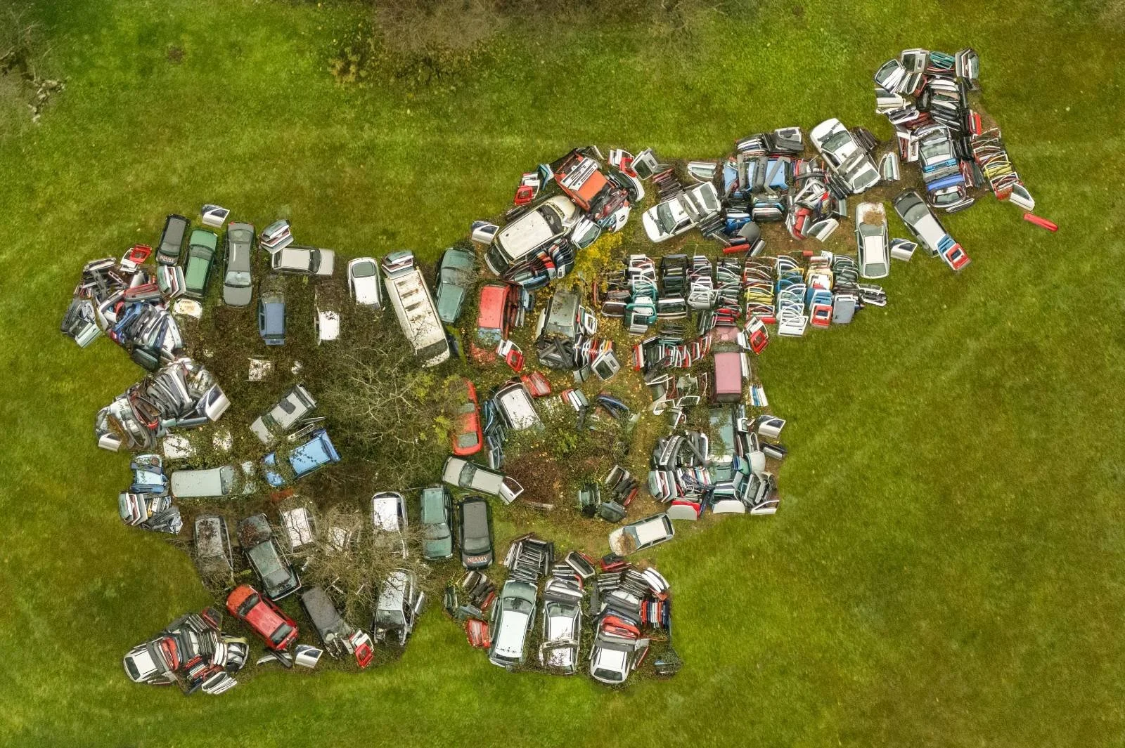 Avtogrob: v Sloveniji je najmanj 74 neprijavljenih avtomobilskih odpadov