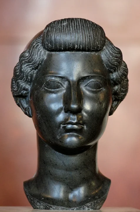 Portret van Livia in Egyptisch basalt. ca. 31 v.Chr. (Louvre).