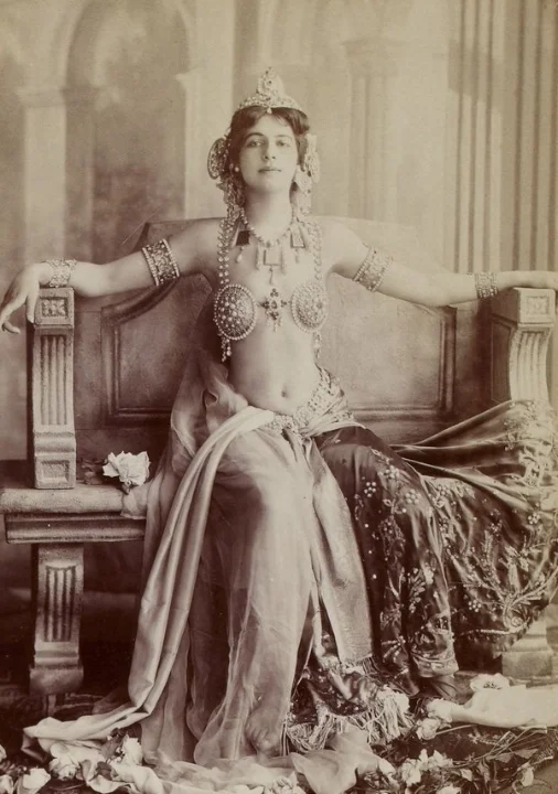 Mata Hari in haar “rol” als exotische danseres, Parijs begin twintigste eeuw, Gallica.