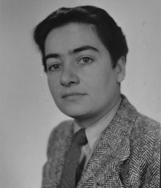 Pasfoto van Frieda Belinfante uit 1943, afkomstig uit het Amsterdamse politiearchief, Collectie Stadsarchief Amsterdam.