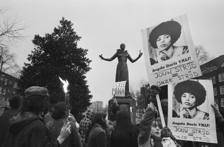 Dolle Mina's demonstreren in 1971 voor de vrijlating van Angela Davis bij het Wilhelmina Druckermonument in Amsterdam, Nationaal Archief.