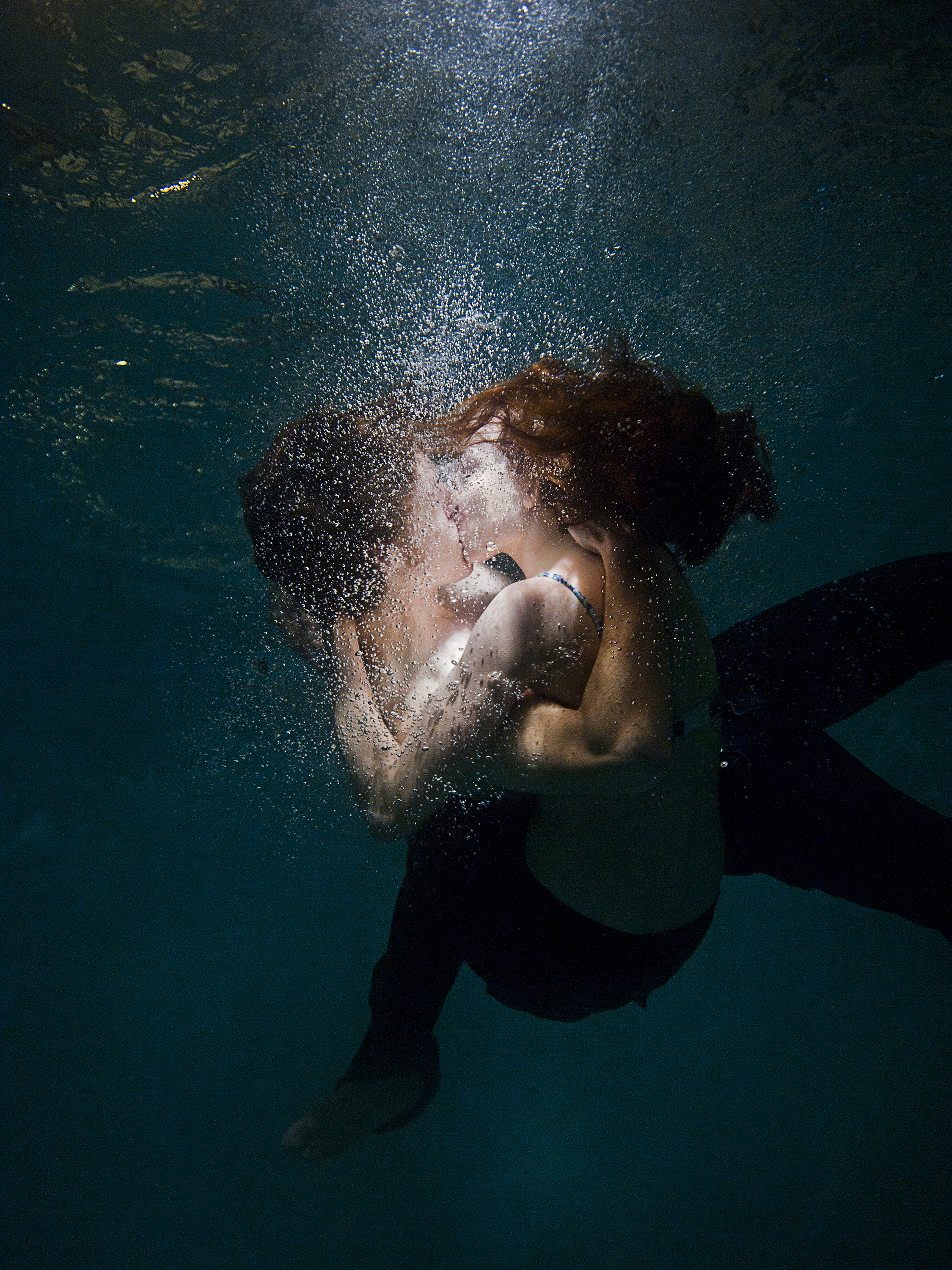 Тонуть во сне к чему это. Человек под водой. Тонущий человек. Фотосессия под водой. Вода и человек.