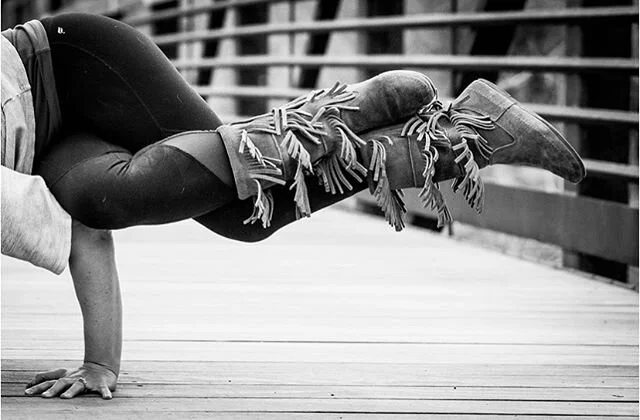 Look at this babe rocking the eagle legs in side crow. So beautiful, inside and out ❤️. @streedvendor