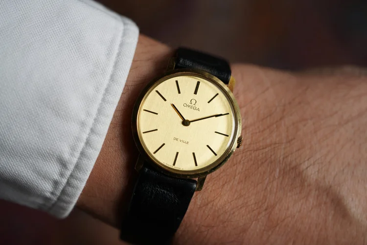 OMEGA De Ville Reference 111 0145 in Yellow Gold Unpolished — Wind