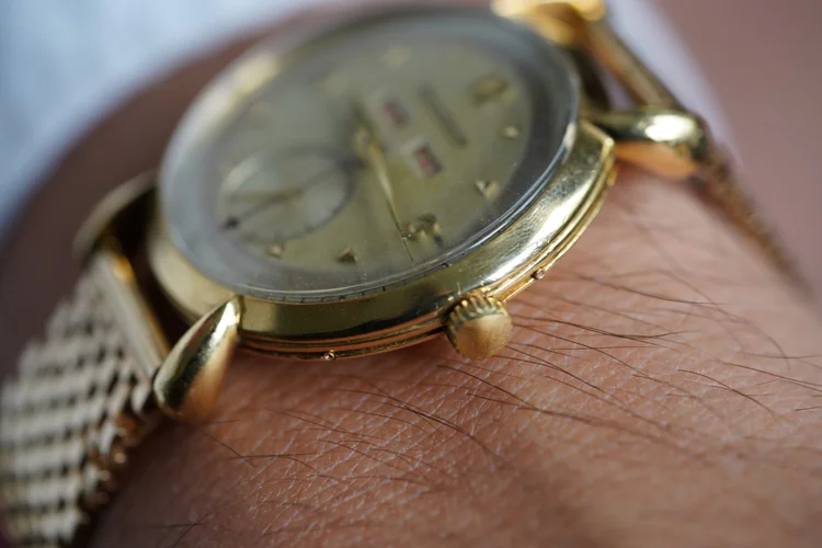 Jaeger-LeCoultre Reference 2721 Calendar Model in 18K Yellow Gold