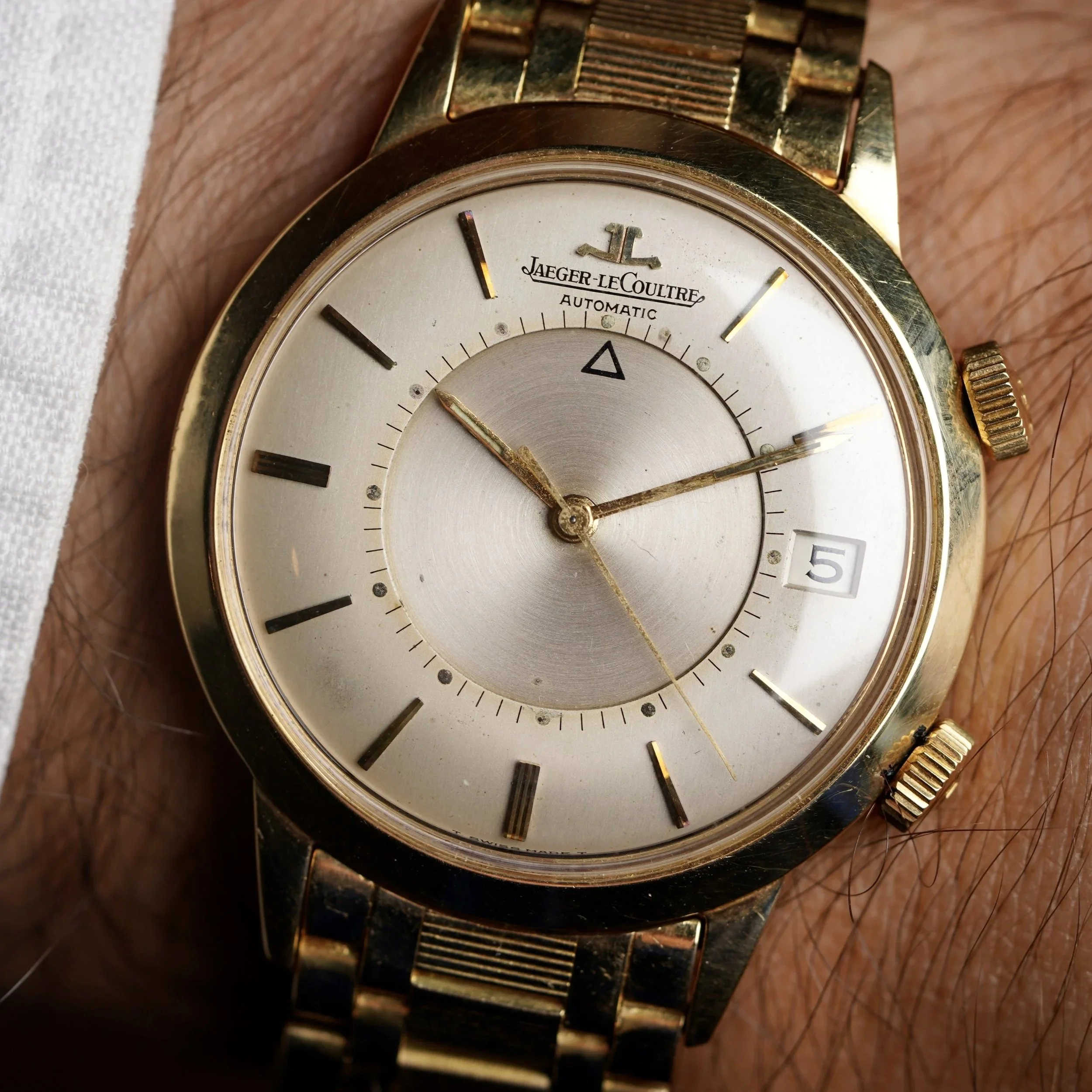 Jaeger-LeCoultre Memovox E 855 in 18K YG on Bracelet w/ Box