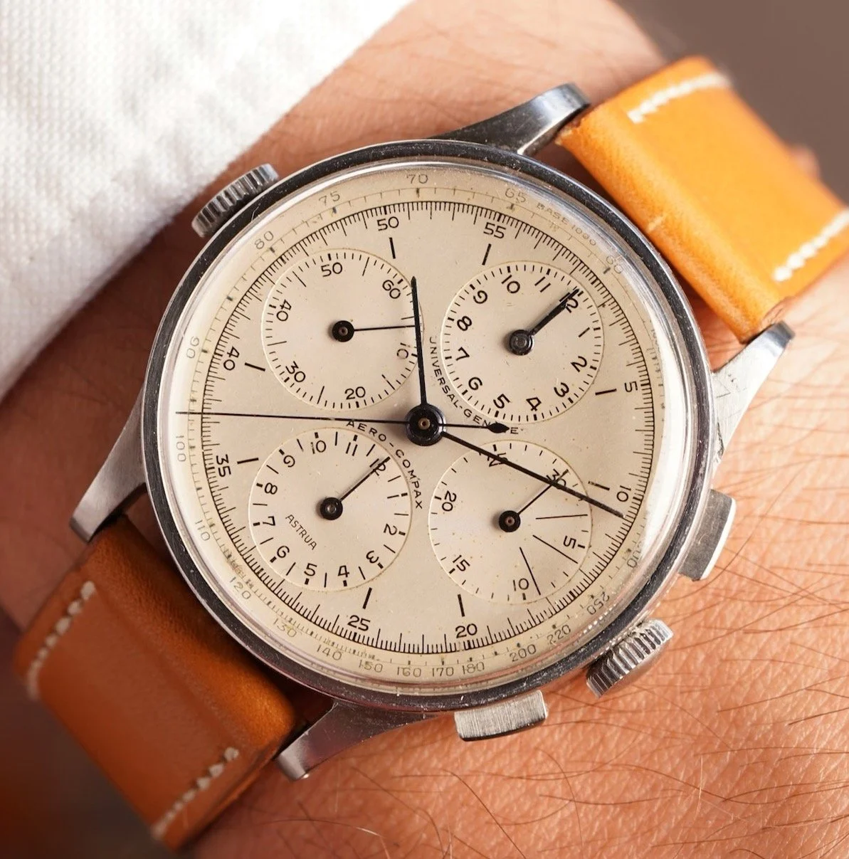 Universal Genève Retailed by Astrua — Wind Vintage