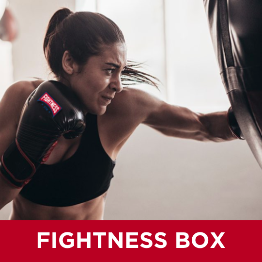 Vår HIIT (High-intensity interval training ) boxningsklass imiterar boxarens tuffa träning. Vi värmer upp med skuggsboxning och hopprepssimulering. Under passets huvuddel kör vi tuffa slagkombinationer med blandning av hård fysträning som fokuserar på överkroppen. DU TRÄNAR PÅ EN EGEN SÄCK.