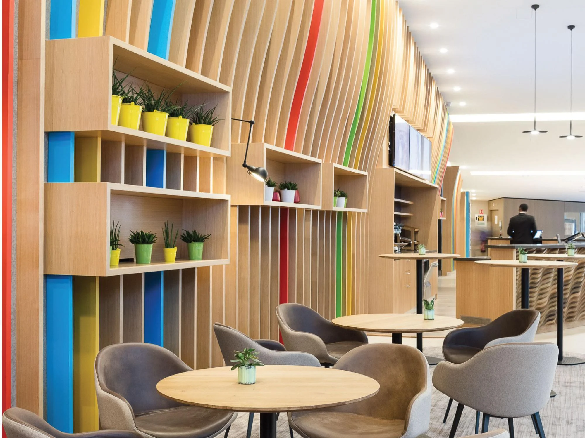 Oberflex paneler i lys eik og lønn på hyller og møbler hos Microsoft France Paris.