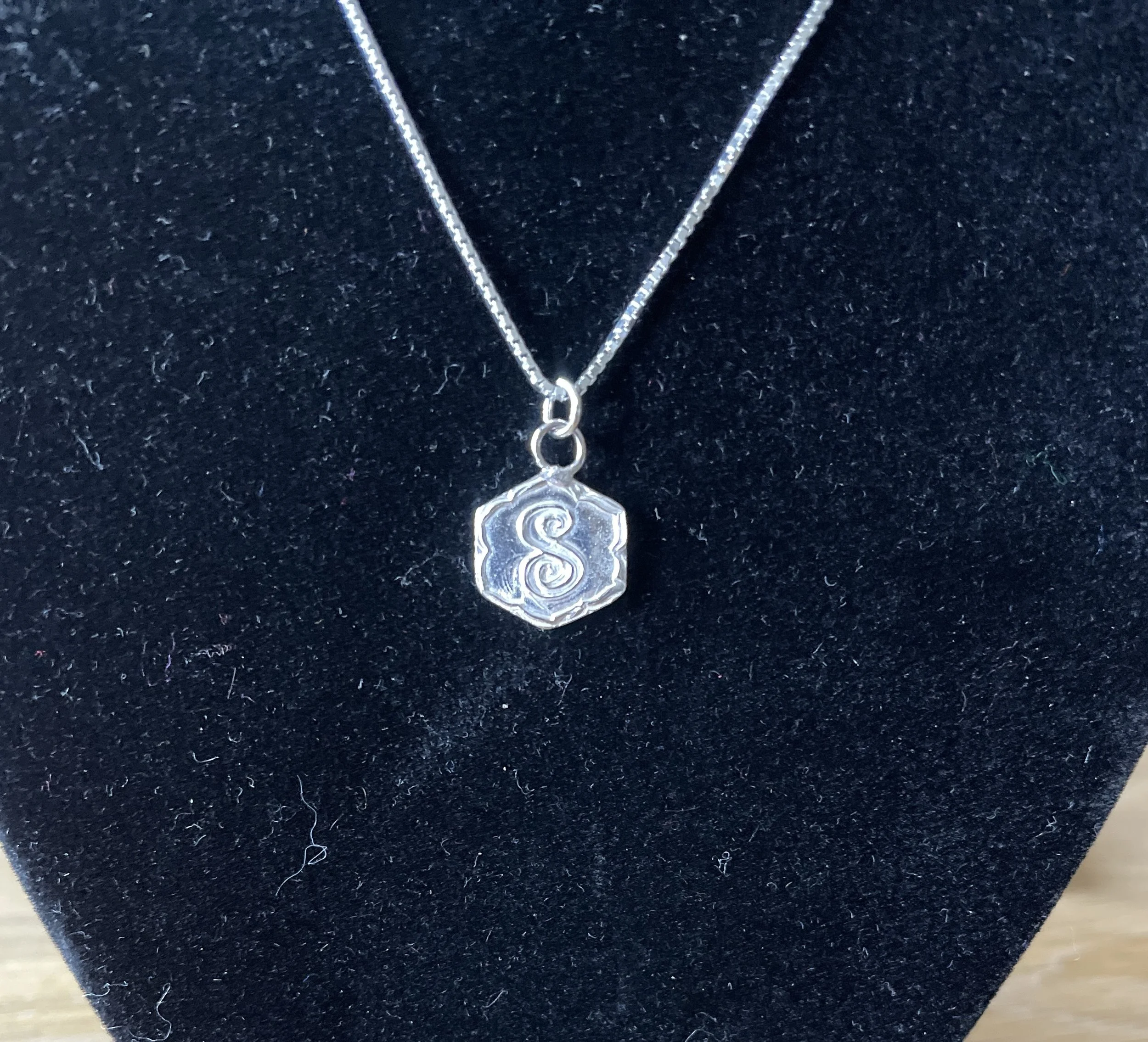 INITIAL pendant