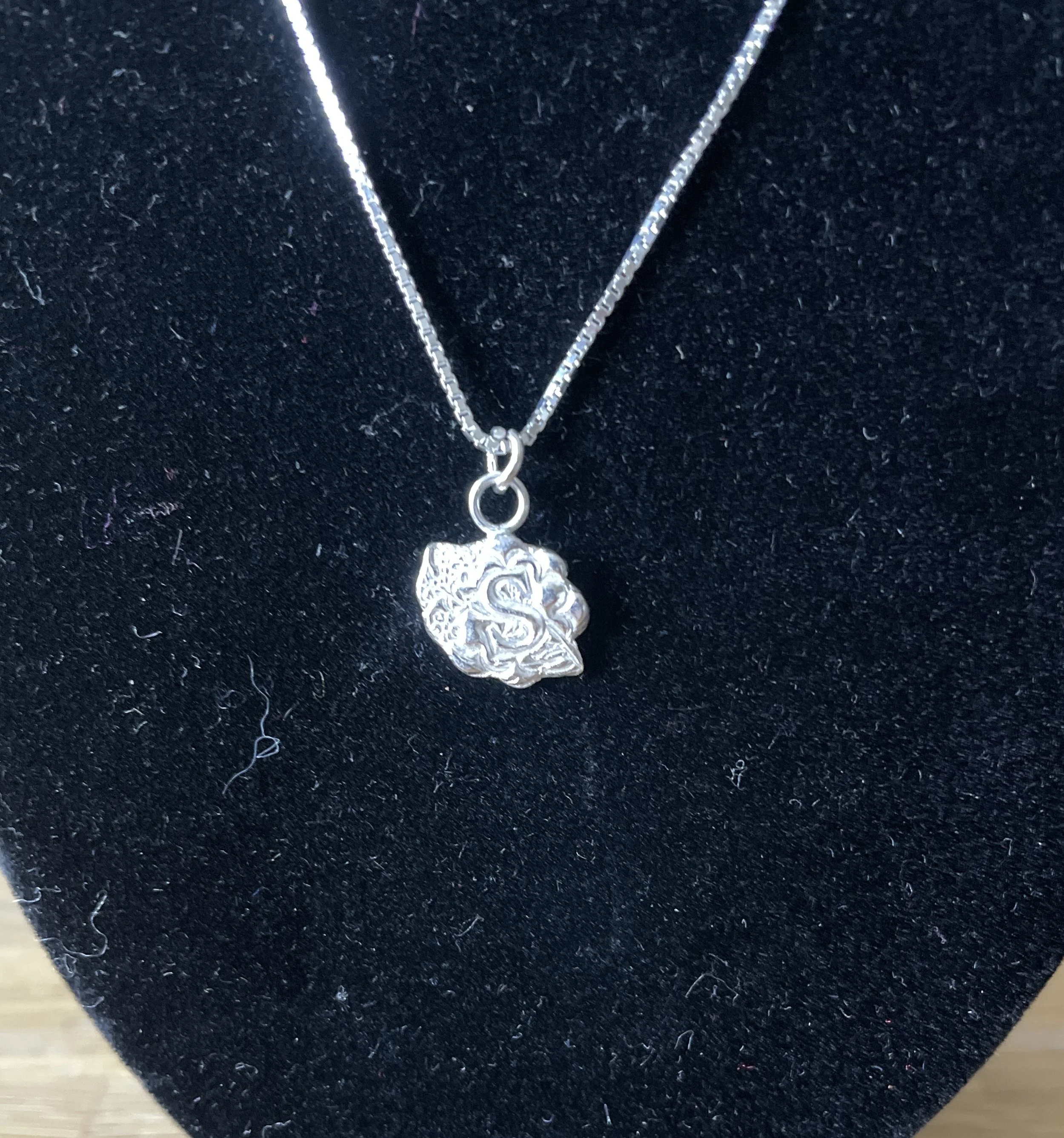 INITIAL Pendant with flower pattern