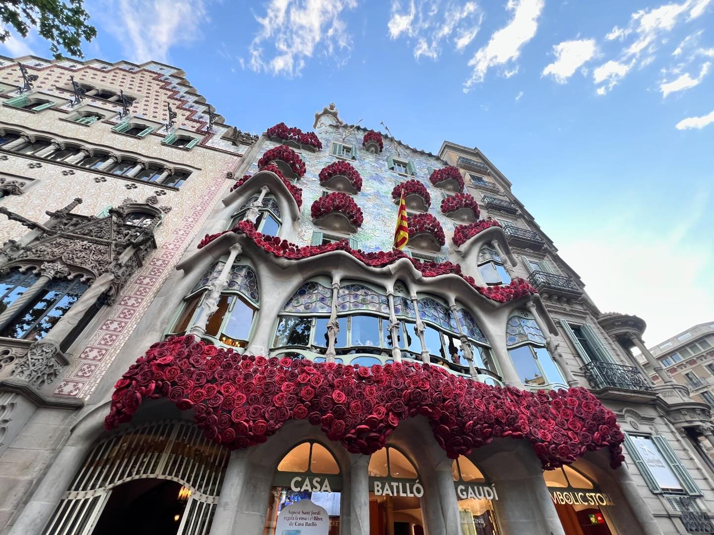 Casa Batllo decked out for Sant Jordi Day. It&rsquo;s like Valentines Day, except men gift women roses and women gift men books. @slippy and I made the required exchange. 🌹📙🐉&hearts;️