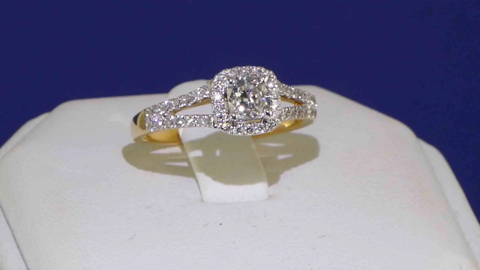 HALO DIAMOND RING