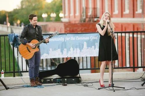 Kelsey Lewis and Jordan Critz performing on the patio