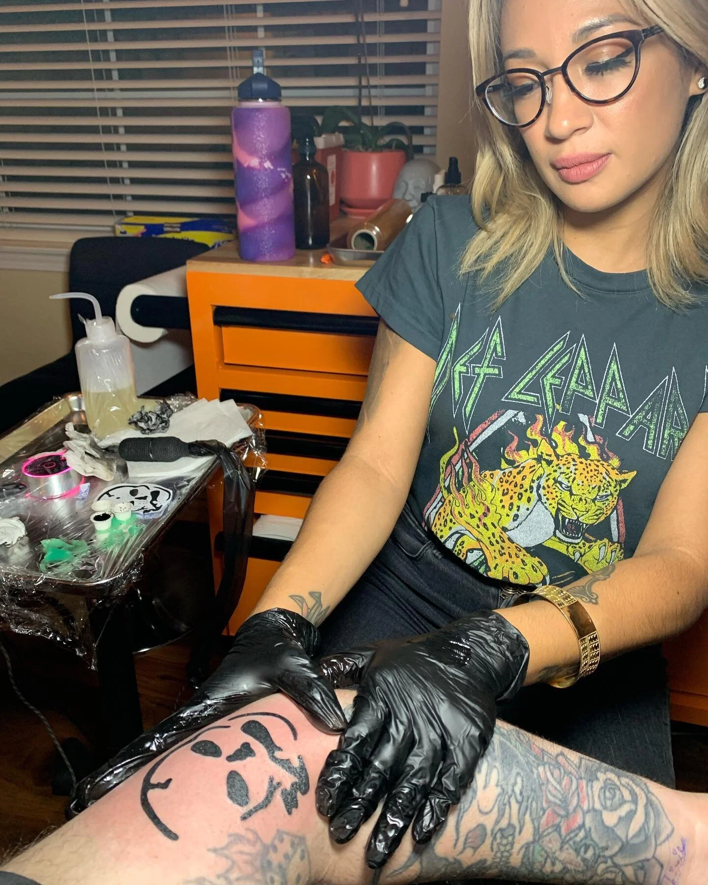 Trish aka @hiriemusic inking a Stoopid smoking skull ..... fucking crazy good! Rocker by night .... tattoo artist by day 😂🍻🍻 #monajune #slightlystoopid #blessesd