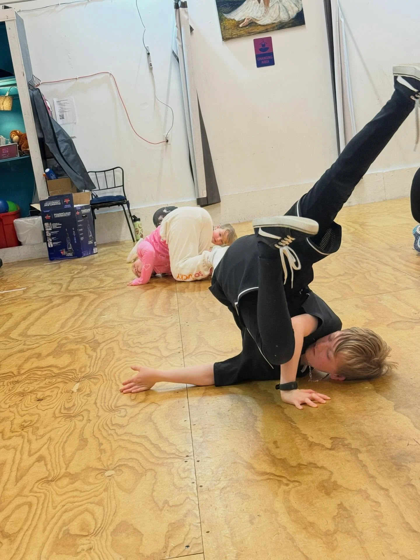 Working hard in classic hip hop on shoulder freezes. Got some shots 

Text: 226-756-2135
Email: info@illustratedmovement.com
Phone: 519-417-IMDA (4632)

Address: 125 Nobel Family Road unit 2, Palmerston, Ontario, M4Y 2P3

#imdadancestudio #allaboardp