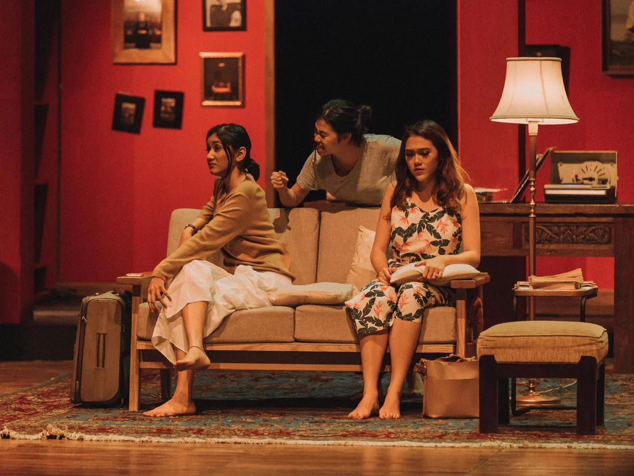 Sumber: Teater Pandora — Potret putri-putri Martha dan Martin; Kiri: Diana (Nabila Putri Utami), Tengah: Lisa (Margareta Marisa), Kanan: Mia (Cindy Nirmala)