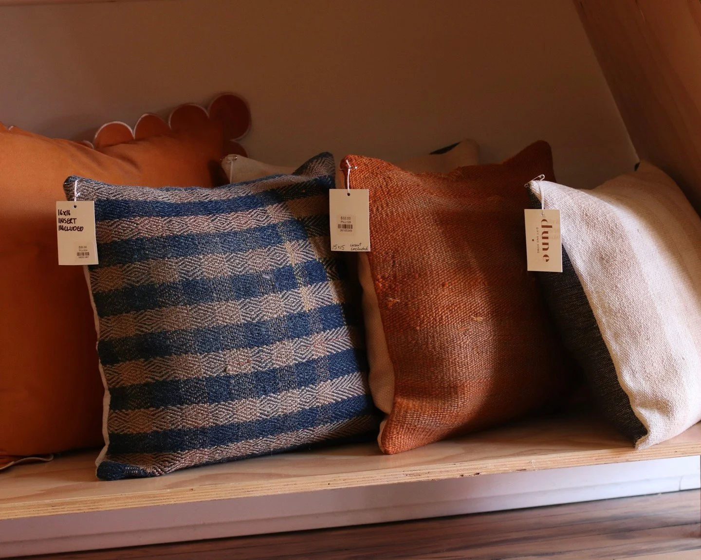 🍁🍂Sometimes a seasonal change is a simple as a pillow. 

 #DuneVintageGoods #vintagegoods #curatedvintage #shopsmall #locallysourced #midwestvintage #dunegiftandhome #shoplocal #shopsmall #StoughtonWI #MadisonWI #homedecorshop #homedecor #recyclere