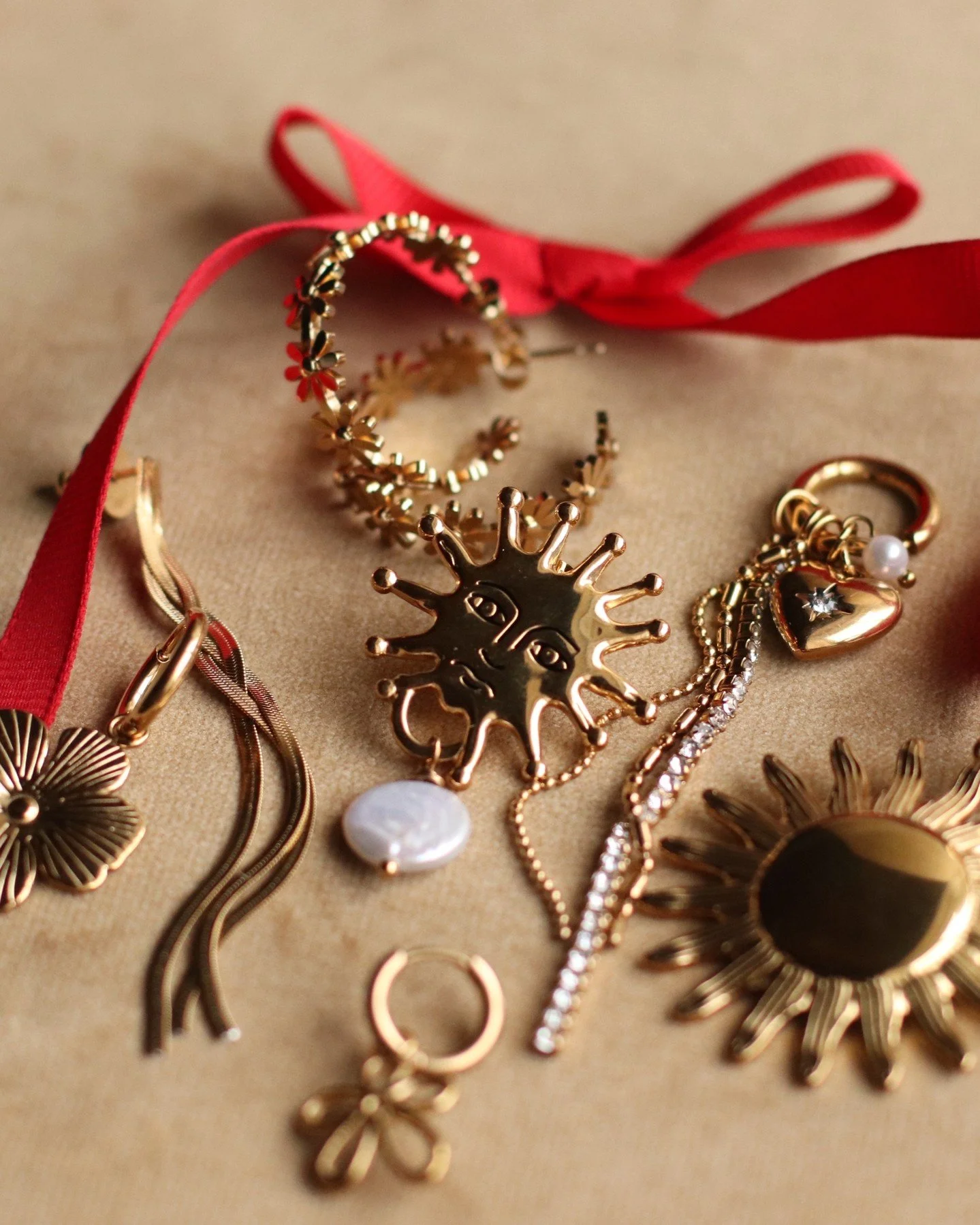 Did you say you were looking for jewelry? 🤔✨

#jewelryinstoughton #dunejewelry #styledatdune #shoppinginstoughton #stoughtonwi #dunestyle #jewelrytrends #stainlesssteeljewelry #statementearrings #charmearrings #goldearrings 
 #holidaysinstoughton #m