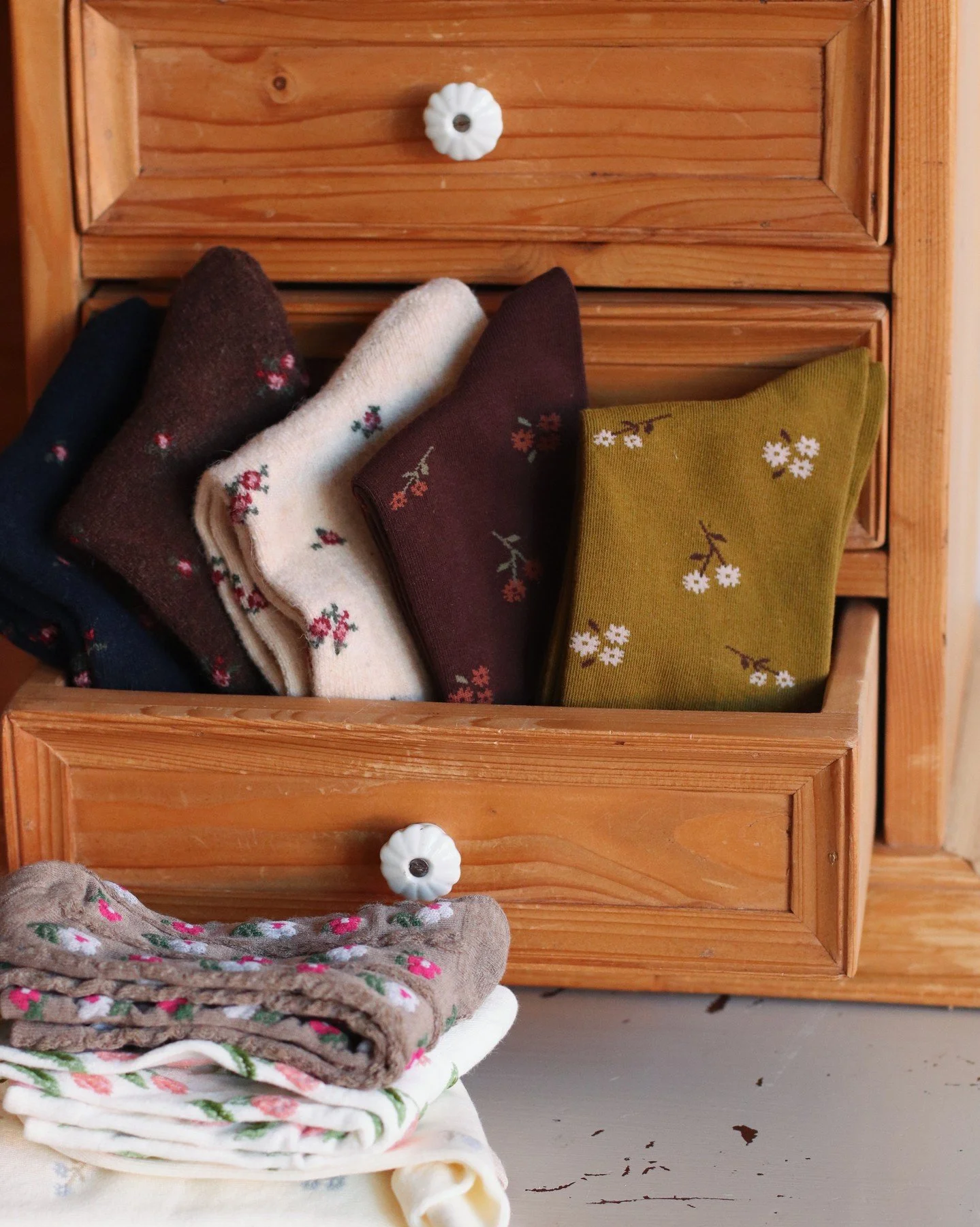 🥰 We are here today 10-5! Come in and get cozy! Socks, candles, triangle scarves and more! 

 #dunegiftandhome #stoughtonshopping #duneclothing #stoughtonwi #curatedstyle #versatileclothing #dunestyling #boutique #smallboutique #smallshop #momandpop