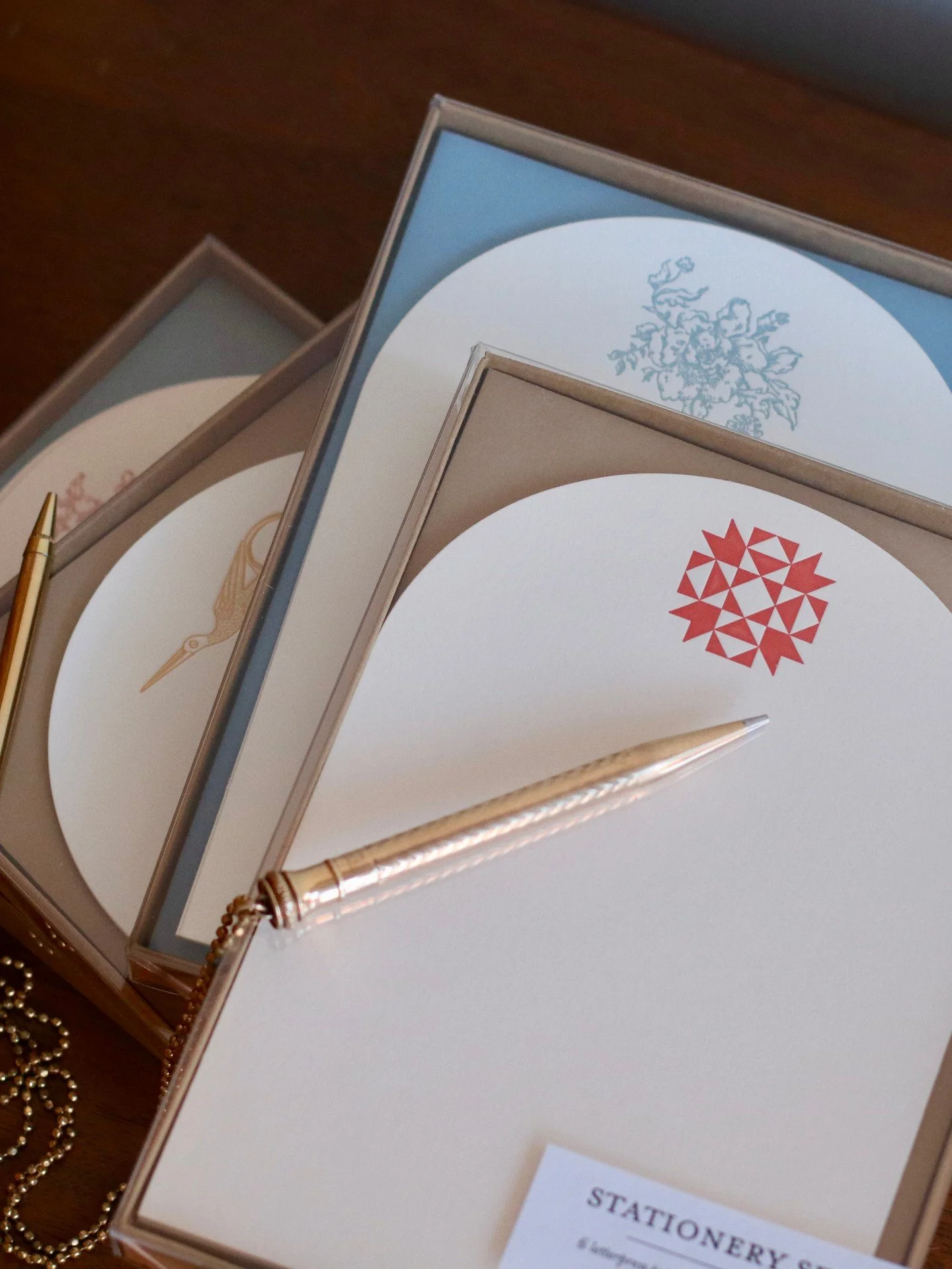 We are tapping into the analogue life here at Dune starting with some gorgeous stationary! These are perfect embossed little notes with matching envelopes- send a little hello snail mail! ✏️ 
Shop in store + online 24/7 

#dunegiftandhome #duneinteri