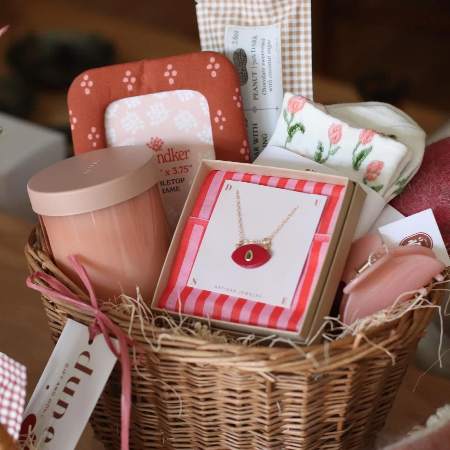 Last minute little baskets. ❤️💕

#dunegiftandhome #valentinesday #galentinesday❤️ #love #smallshop #shopsmall #shoplocal #womenownedsmallbusiness #stoughtonwi #downtownstoughton