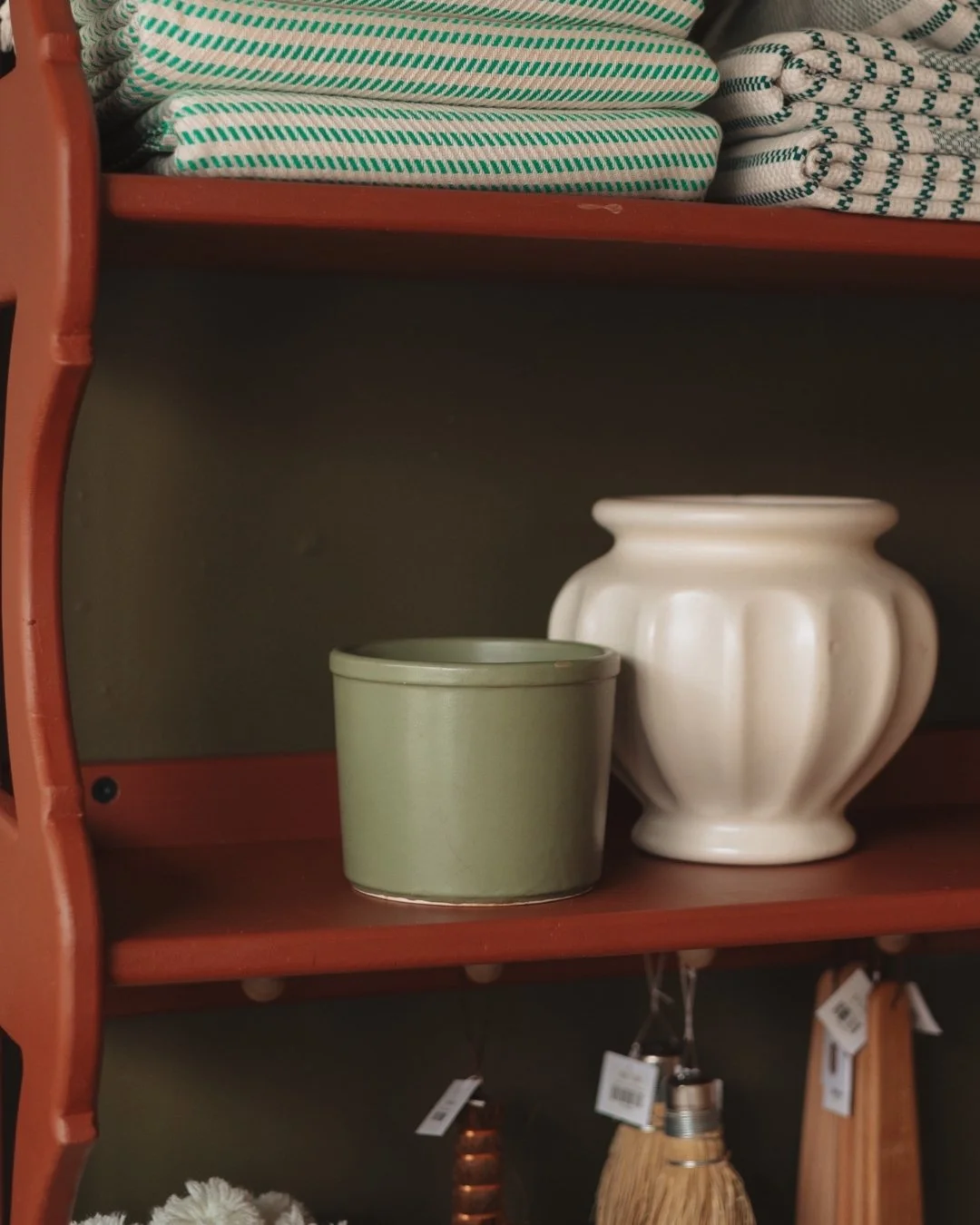 Plants need pots and we have some fresh VINTAGE finds just for you! 

 #DuneVintageGoods #vintagegoods #curatedvintage #shopsmall #locallysourced #midwestvintage #dunegiftandhome #shoplocal #shopsmall #StoughtonWI #MadisonWI #homedecorshop #homedecor