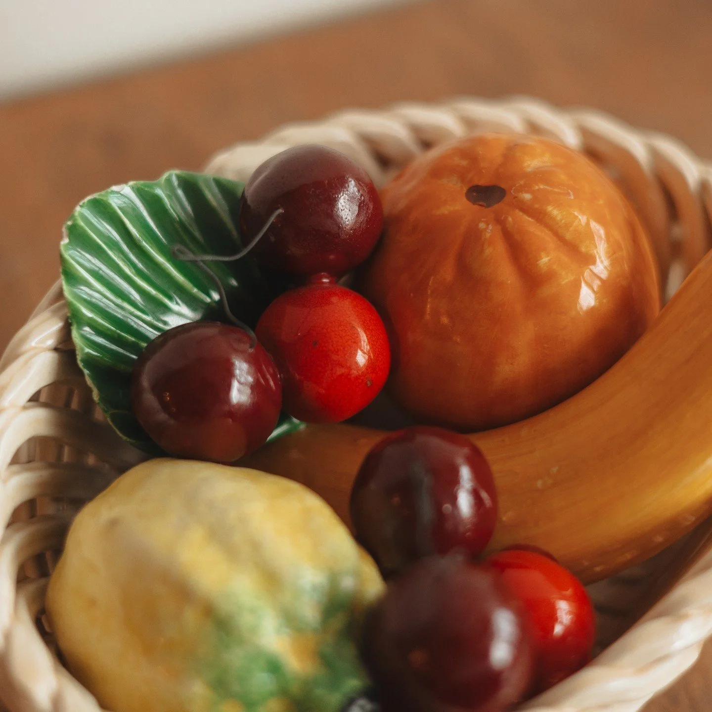 🍒🍊Lots of FRESH vintage in the online shop! This ceramic fruit basket just put a smile on my face, the perfect bit of collectible kitsch! 🍇🍓

 #DuneVintageGoods #vintagegoods #curatedvintage #shopsmall #locallysourced #midwestvintage #dunegiftand