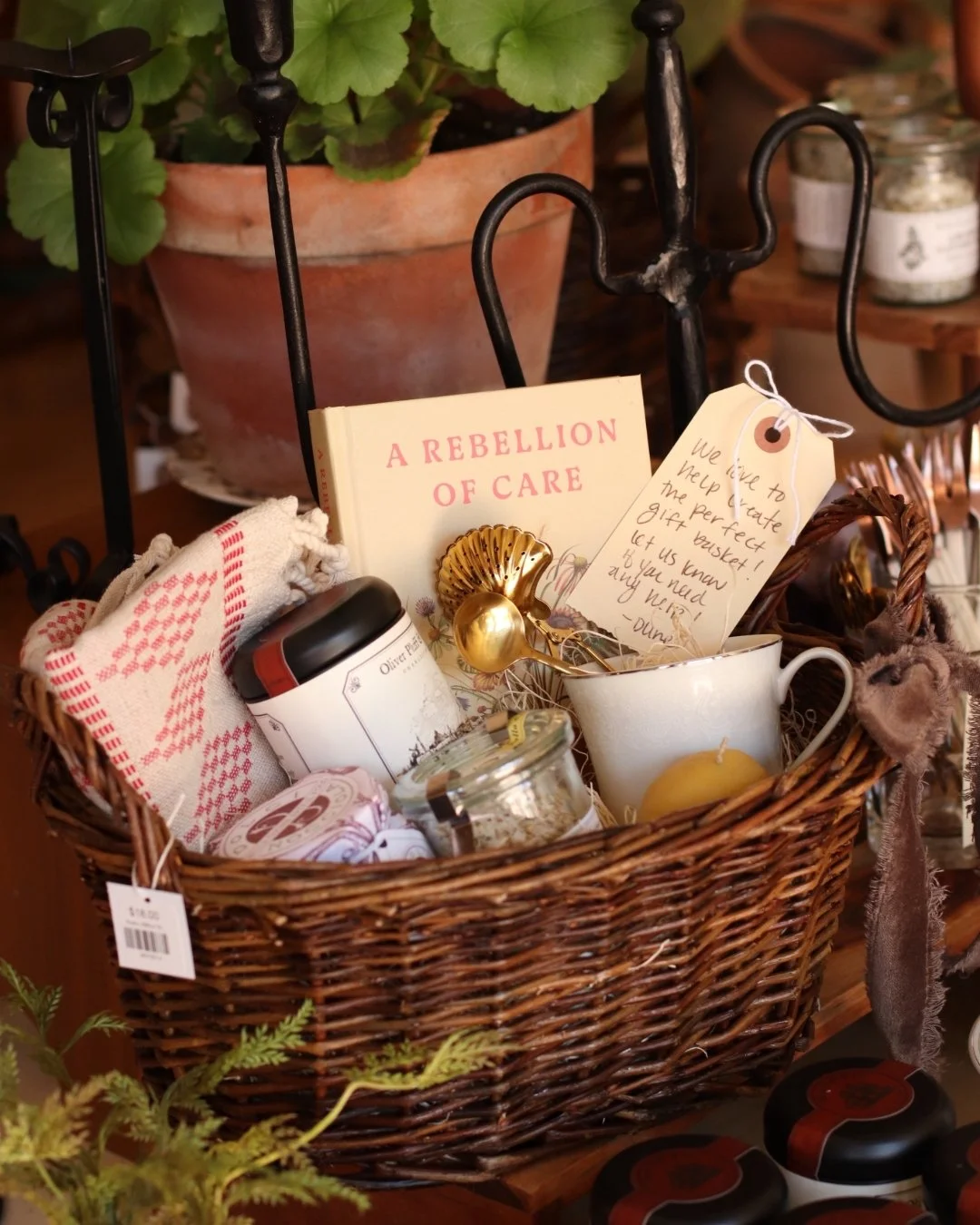 We love helping make gift baskets! Did you know we also do custom ones? Holiday gift baskets for your company, bridesmaids, showers, parties and more! Jus reach out on our website under &ldquo;gift box&rdquo; 💕

 #dunegiftandhome #duneinterior #moma