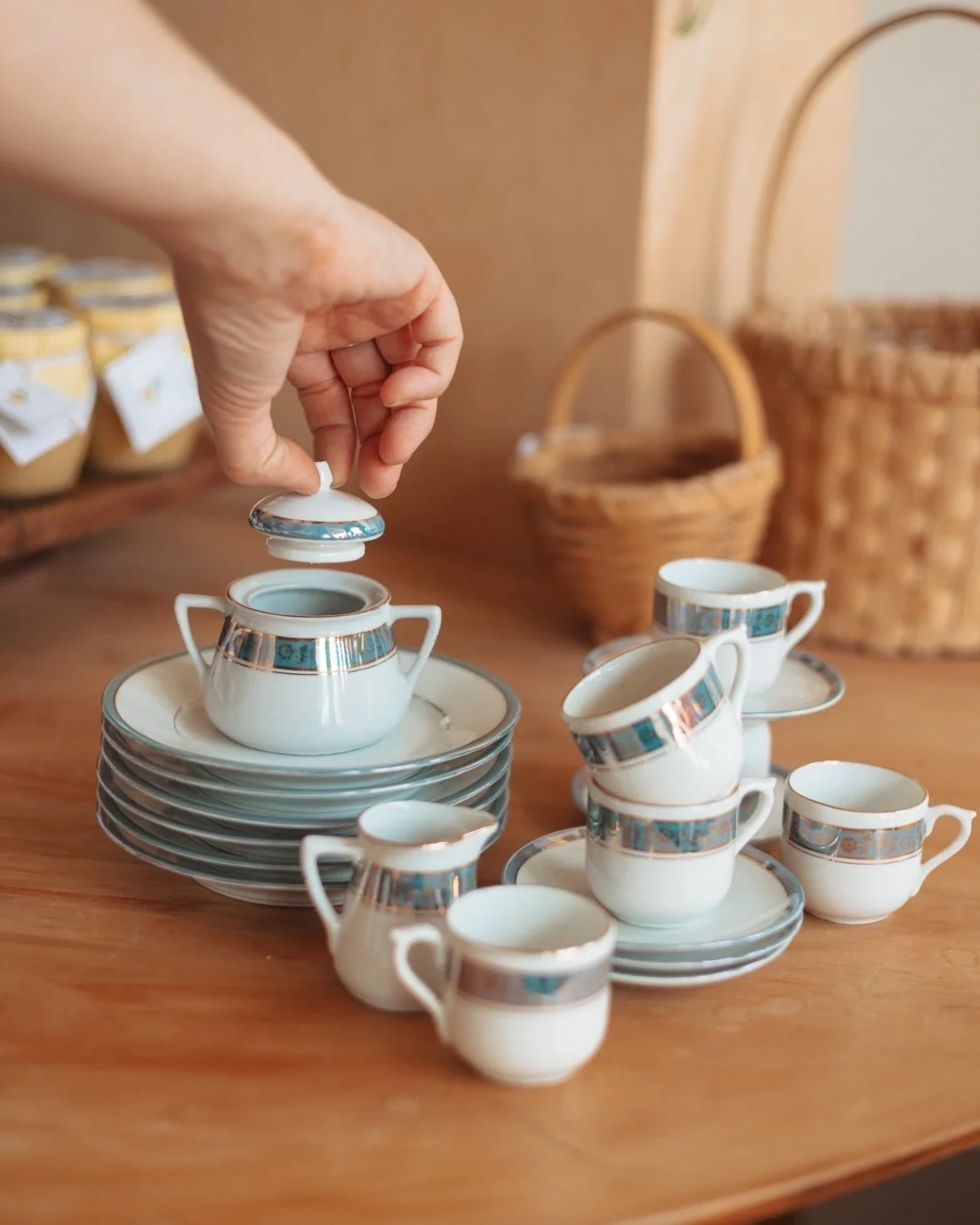 Summer tea parities aren&rsquo;t just for adults&hellip; 🫖☕️

 #DuneVintageGoods #vintagegoods #curatedvintage #shopsmall #locallysourced #midwestvintage #dunegiftandhome #shoplocal #shopsmall #StoughtonWI #MadisonWI #homedecorshop #homedecor #recyc