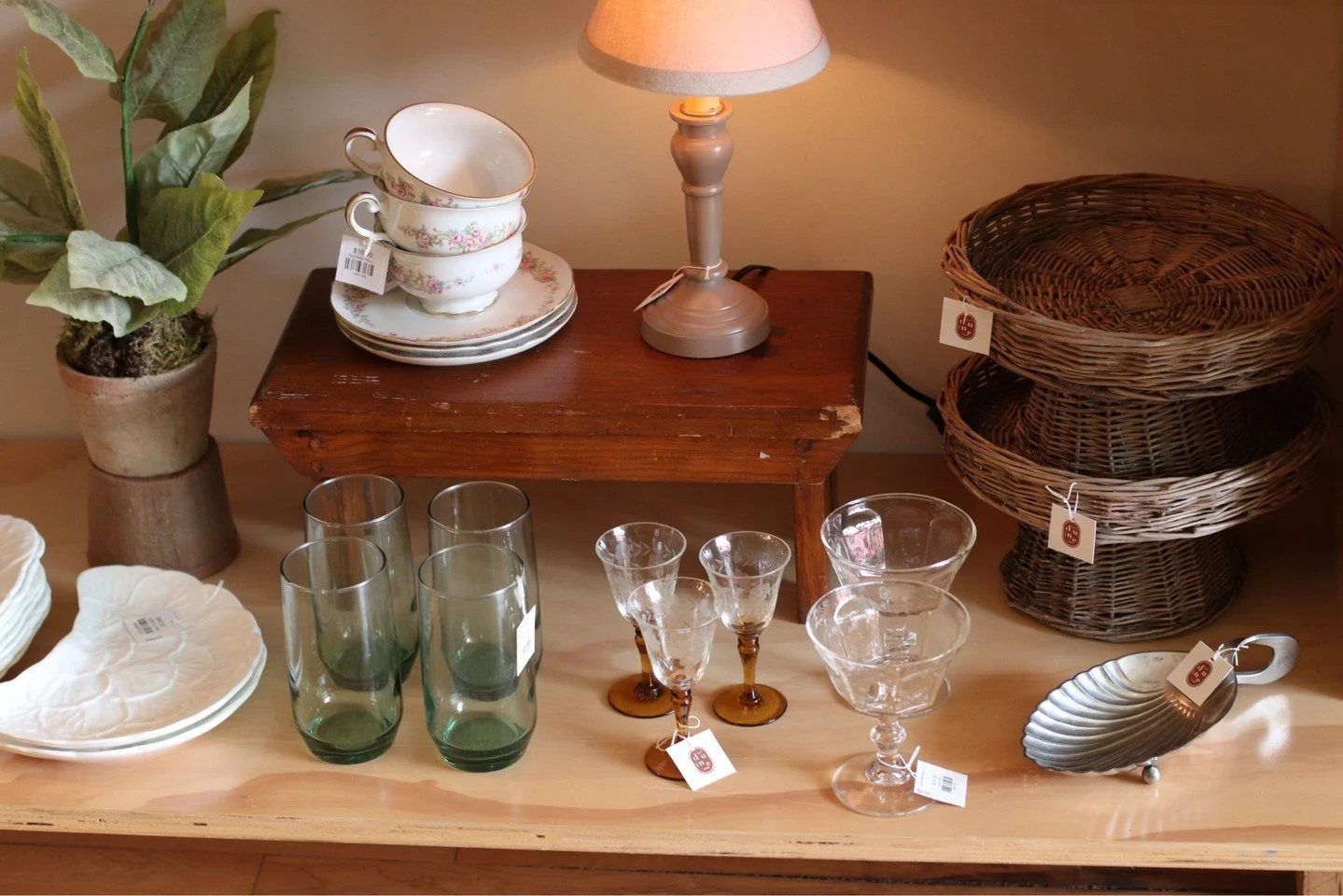 A beautiful cocktail glass is always a good idea. 🍸

#dunegiftandhome #duneinterior #momandpopshop #midwestboutique #homegoods #giftshop  #StoughtonWI #curatedvintage #homedecor #DuneVintageGoods #vintagegoods #curatedvintage #shopsmall