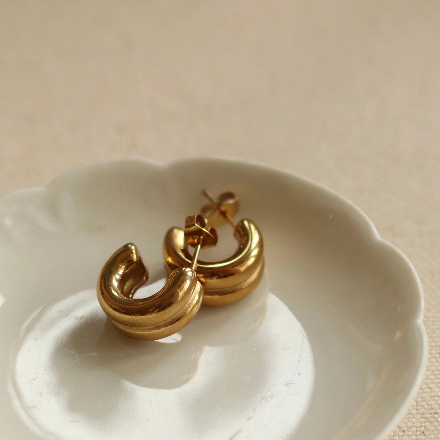 We probably have the best collection of hoops in all shapes, sizes, metals and prices.. 😜

#jewelryinstoughton #dunejewelry #styledatdune #shoppinginstoughton #stoughtonwi #dunestyle #jewelrytrends #goldhoops