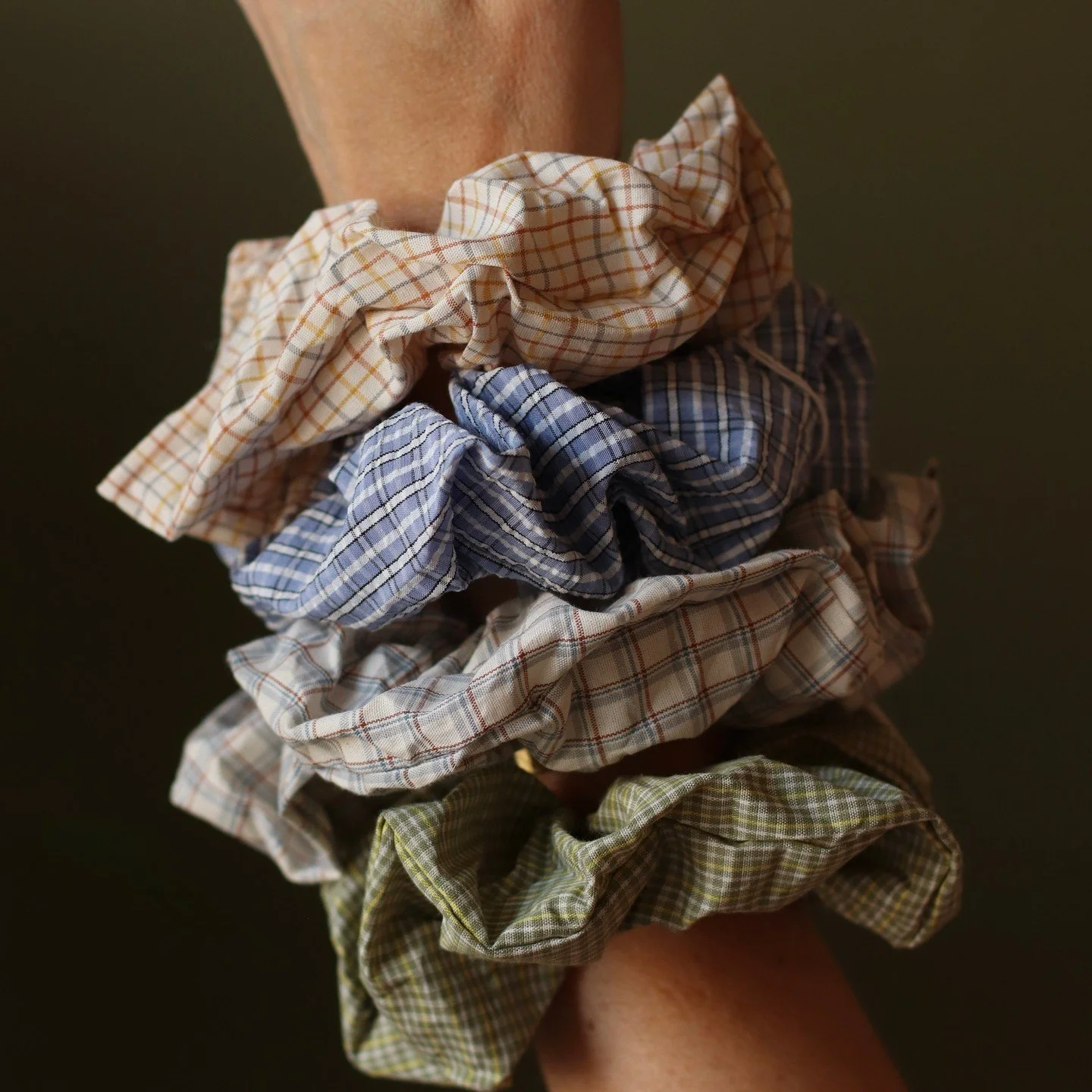 Now sure if you have see the enormous collection of NEW scrunchies&hellip; now available in shop &amp; online! 

#dunegiftandhome #stoughtonshopping #duneclothing #stoughtonwi #curatedstyle #versatileclothing #dunestyling #boutique #smallboutique #sm