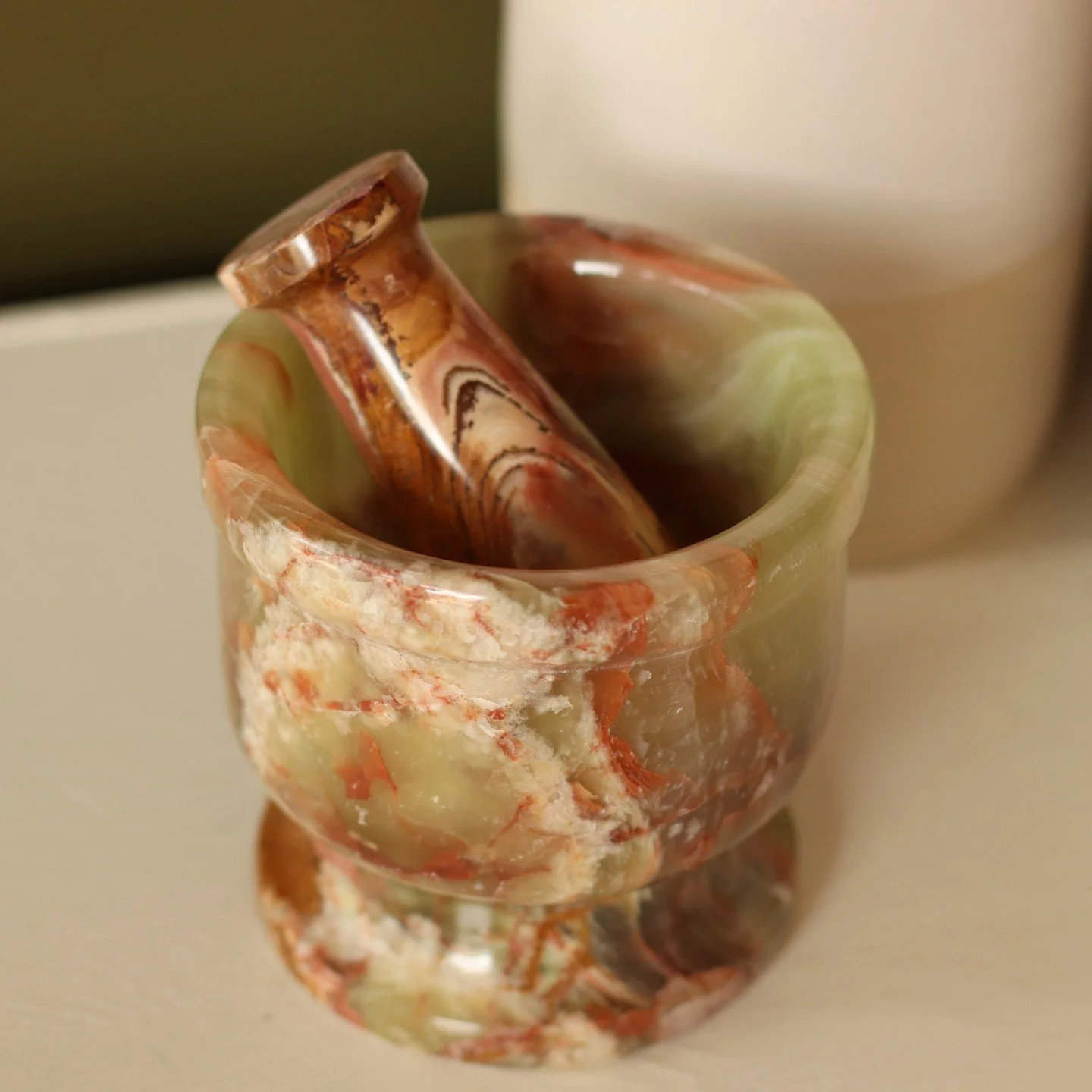 This banded onyx mortar and pestle is perfect for every day use, breaking die dried herbs, smashing peppercorns or, if you wish, casting spells! 😜✨🌙🍂🕯️