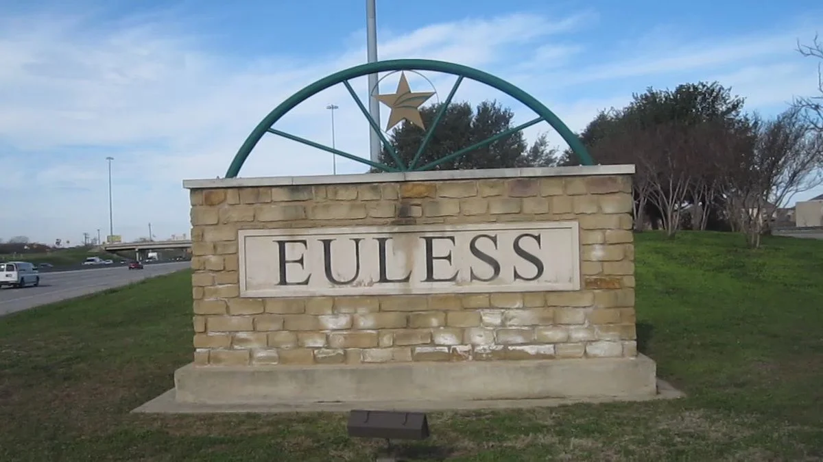 1200px-MVI_2745_Euless,_TX,_welcome_sign.jpg