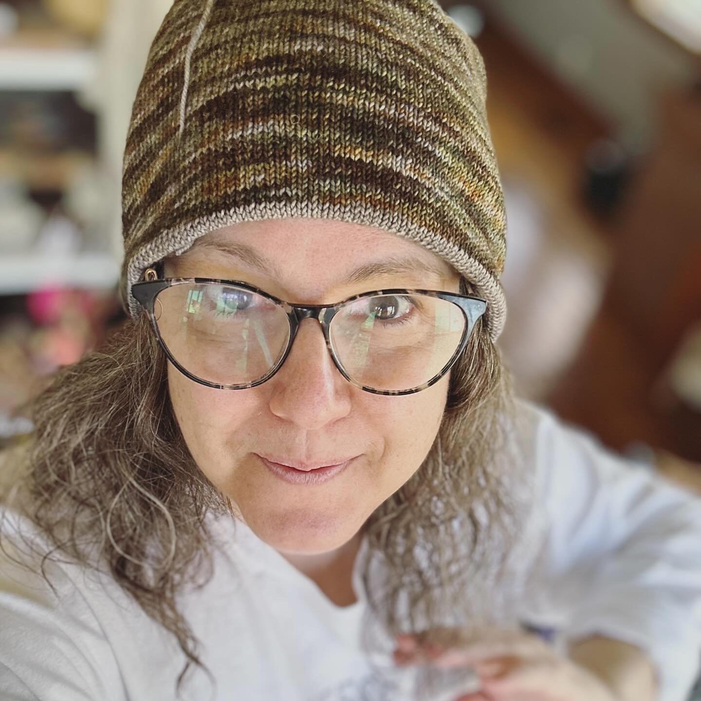 Wow, I was so excited about this little photo shoot, I hit send before I drafted a caption&hellip;🤦&zwj;♀️ &hellip; and my ends still need to be woven in &hellip; 😅

I&rsquo;ve never been a beanie gal, but, I think I am now. I finished my #musselbu