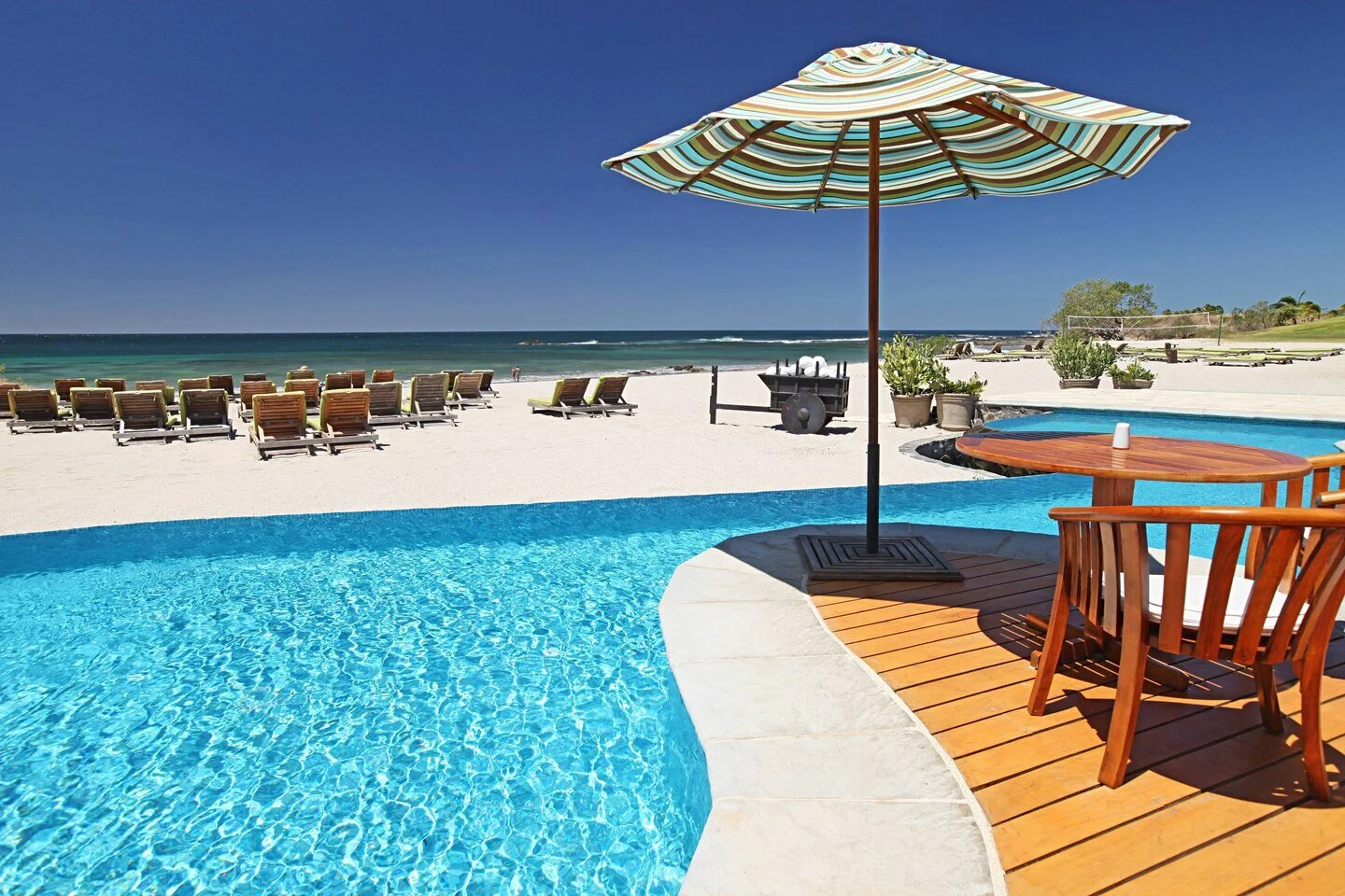 sjojw-outdoor-pool-5422-hor-clsc.jpg
