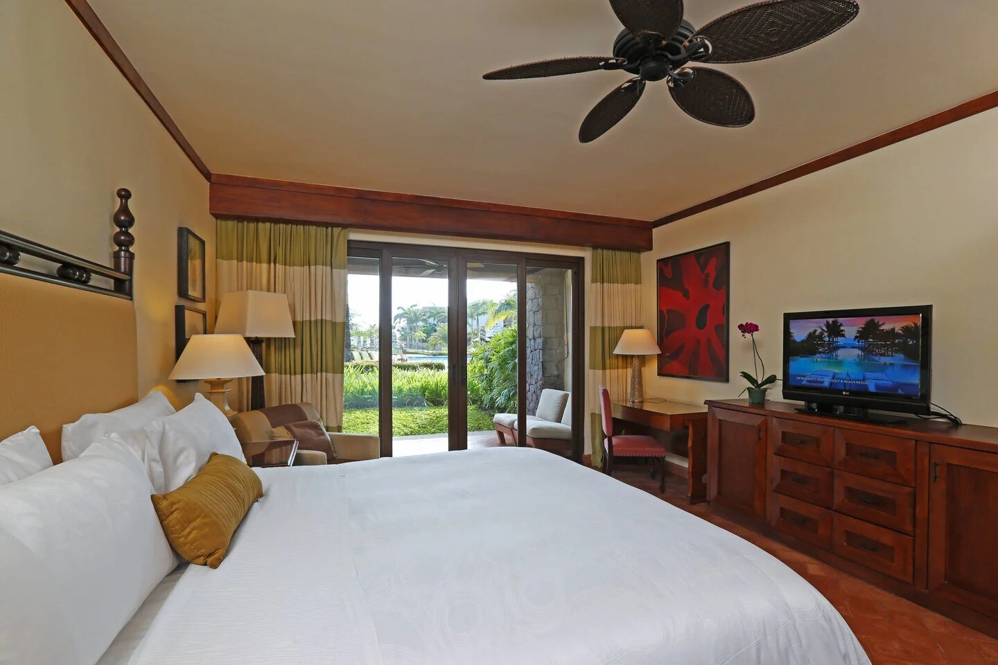 sjojw-guestroom-0125-hor-clsc.jpg