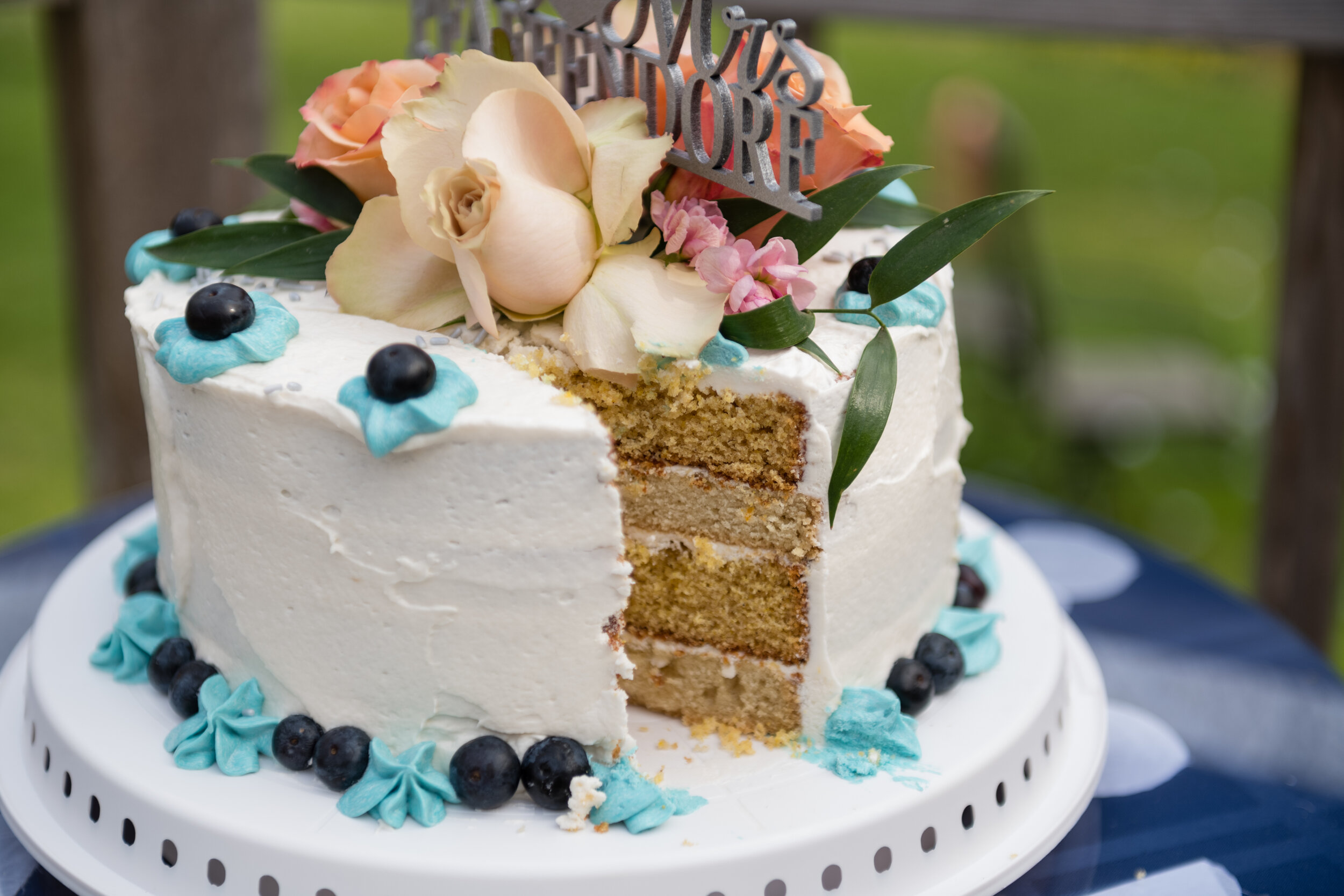 Backyard wedding white and blue cake