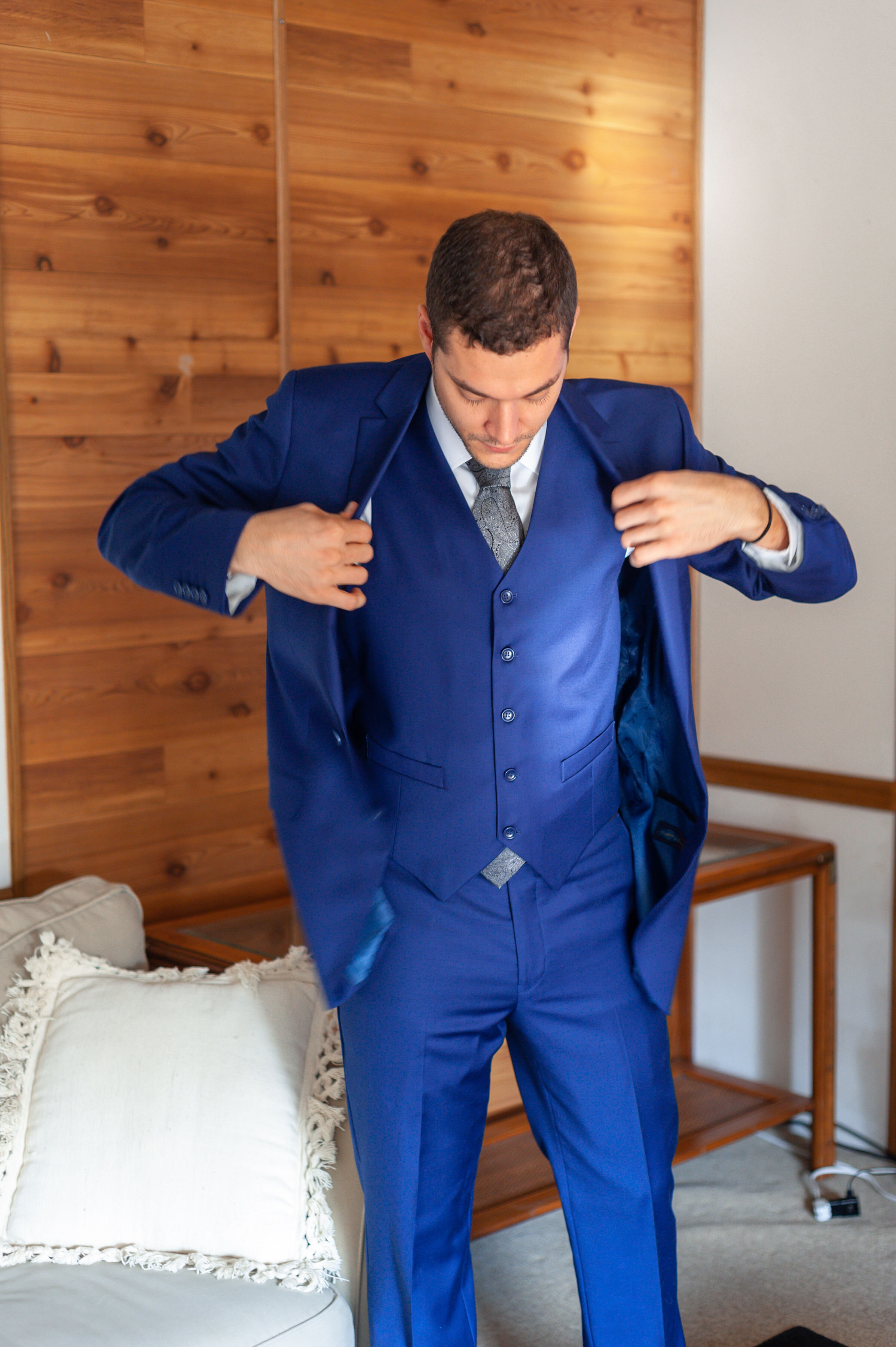 groom getting ready, blue suit, paisley tie, wisconsin wedding