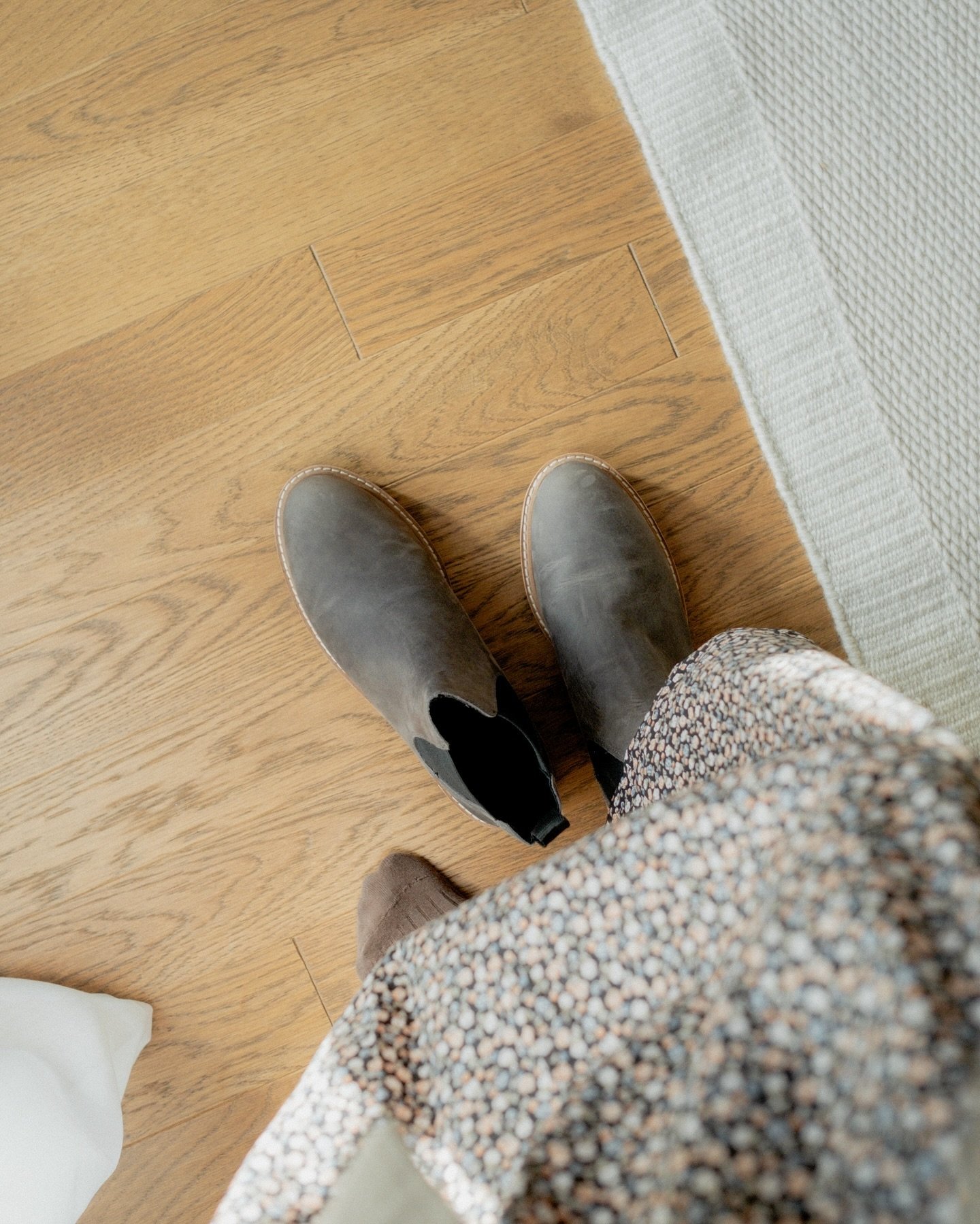 Always love @nisoloshoes for their classic and high quality footwear. Easy slip on boots with good tread are my go-to choice of footwear in the fall and winter months.

These are the Go-To Lug Chelsea Boots and they are waterproof, lightweight, and h
