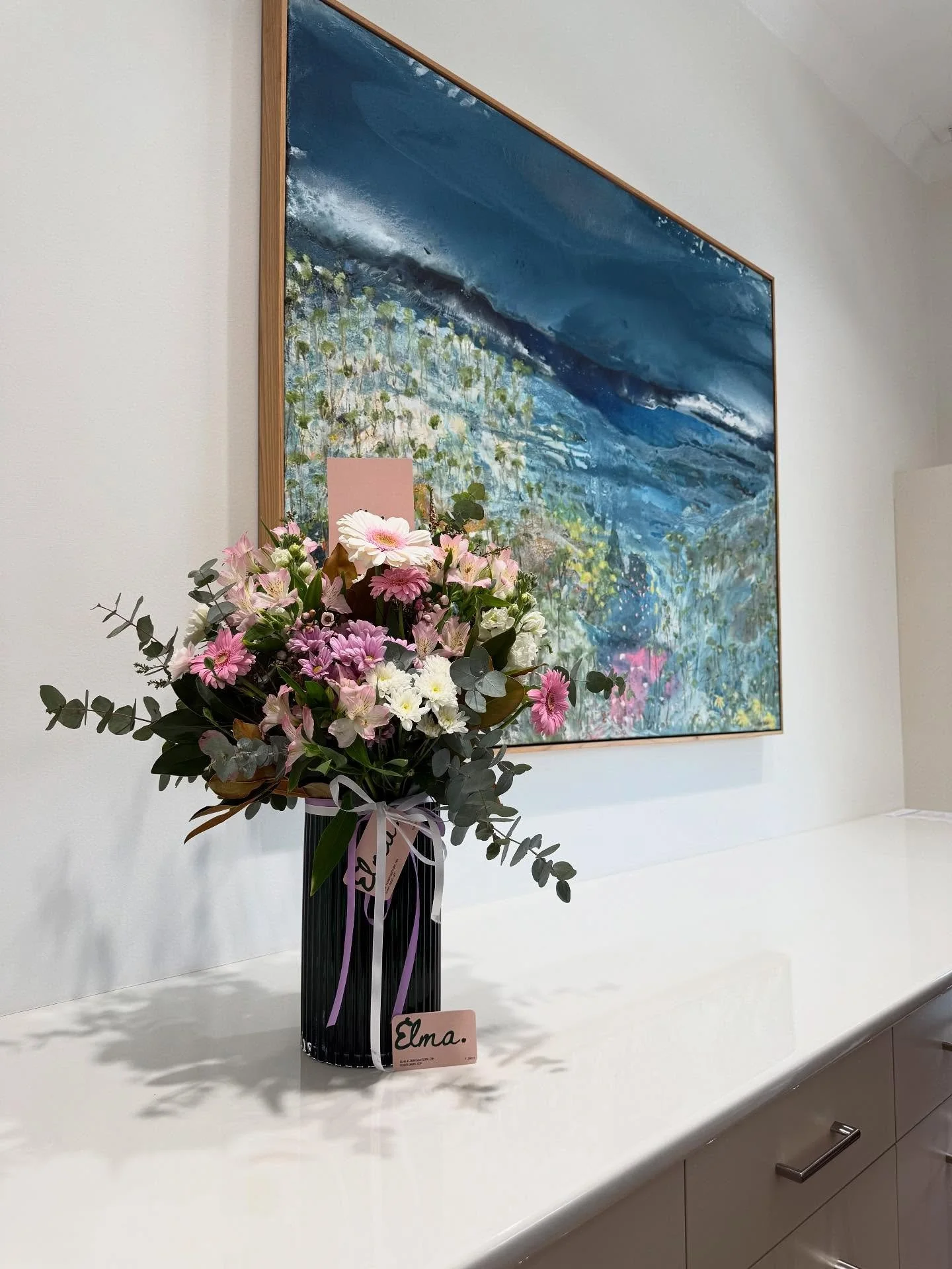 one photo just isn&rsquo;t enough 🤌🏽 @elma.flowers_ brightening up our workplace 💕 
#ShumackDental #Dentist #ElmaFlowers #Florist