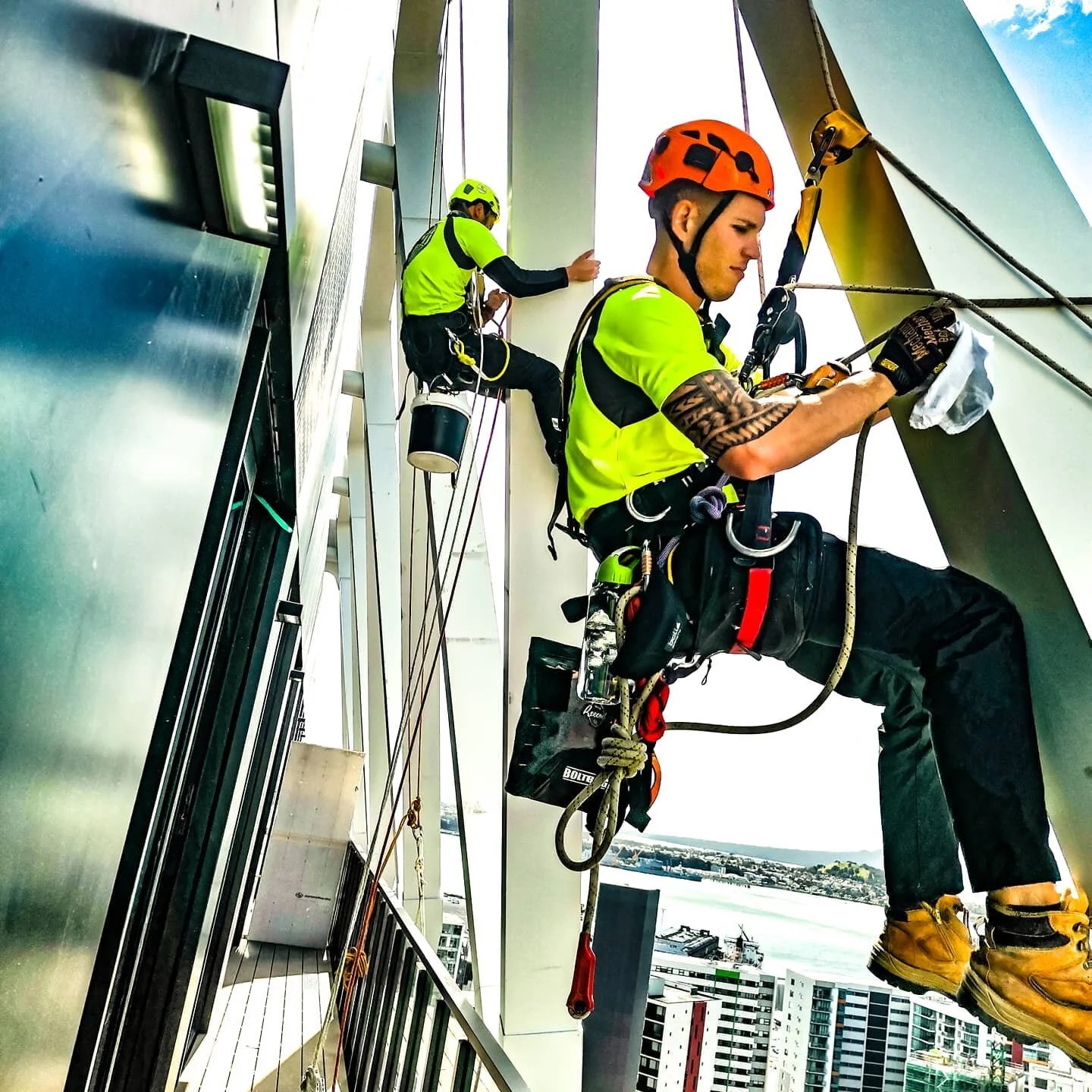 Cleaning at heights @mb_property_services 🇳🇿

#ropeaccess #constructionnz #petzl #singingrock #ropeaccesstechnician #ropeaccesslife #rigging #auckland #newzealand #mahi #mbpropertyservices #windowcleaning #access #height #abseil #abseiling