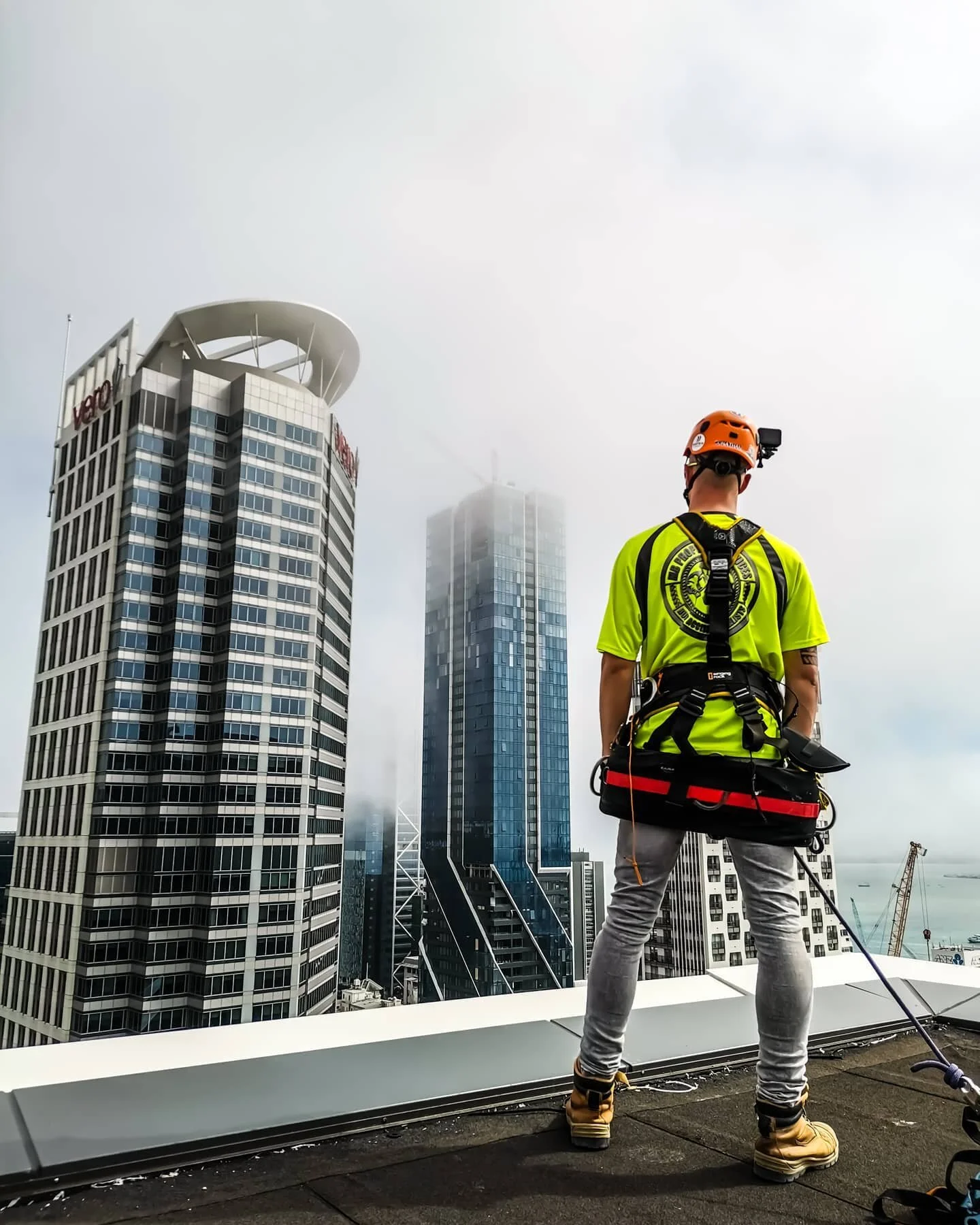 What a view this morning looking out at the Pacifica submersed with low clouds this morning😍

@mb_property_services 🇳🇿

#ropeaccess #constructionnz #petzl #singingrock #ropeaccesstechnician #ropeaccesslife #rigging #auckland #newzealand #mahi #mbp