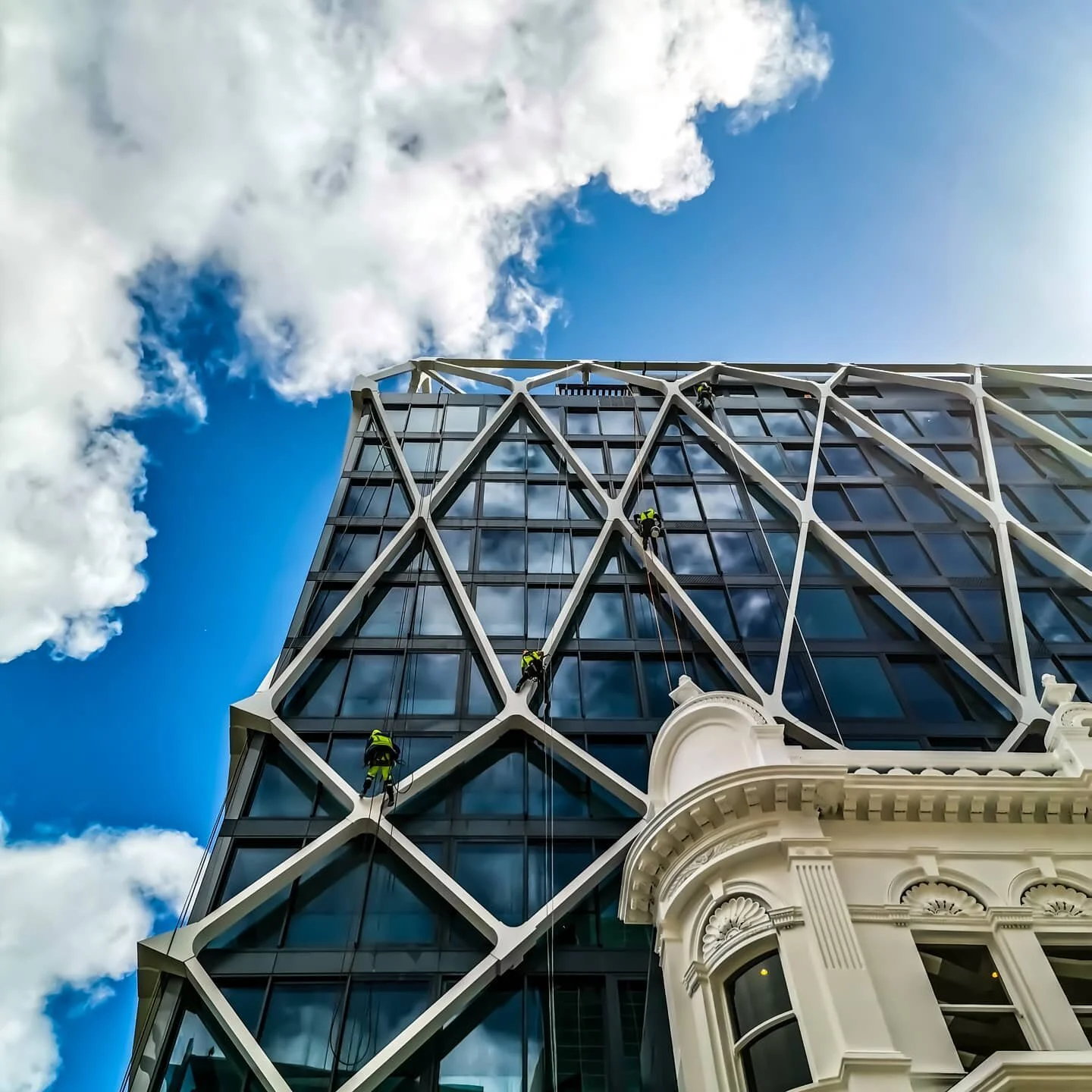 Exterior building wash 🏢💦💪
 @mb_property_services 🇳🇿

#ropeaccess #constructionnz #petzl #singingrock #ropeaccesstechnician #ropeaccesslife #rigging #auckland #newzealand #mahi #mbpropertyservices #windowcleaning #access #height #abseil #abseili