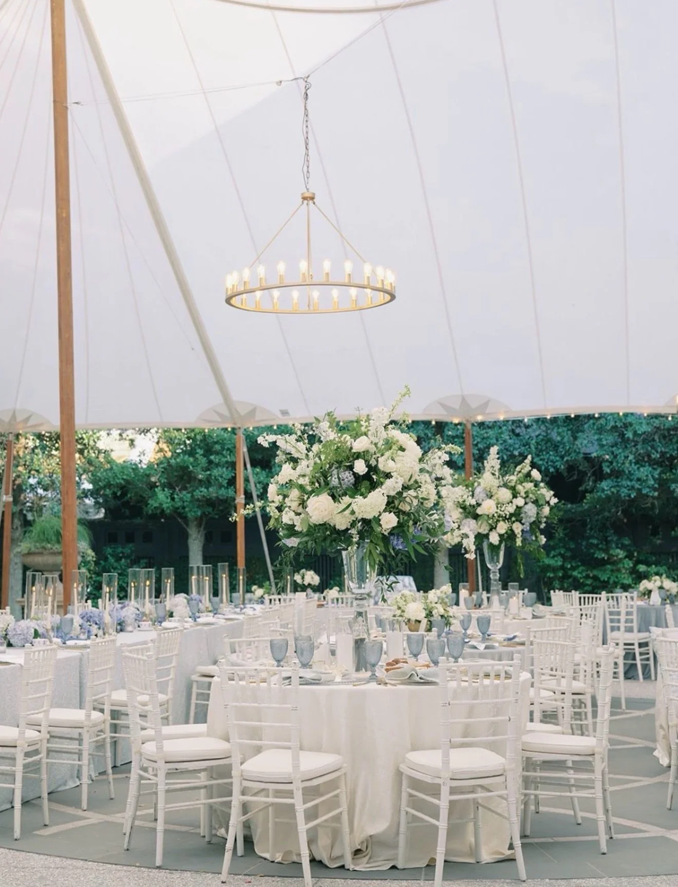 Taking a second to step back to Waverleigh and David&rsquo;s Gibbes Museum wedding. It&rsquo;s one of those ones that sticks with you forever. 🫶

@ginamyersweddings @gibbesmuseumevents @nicholasgoreweddings @tupelohoneyflowershop
@americanpartyrenta