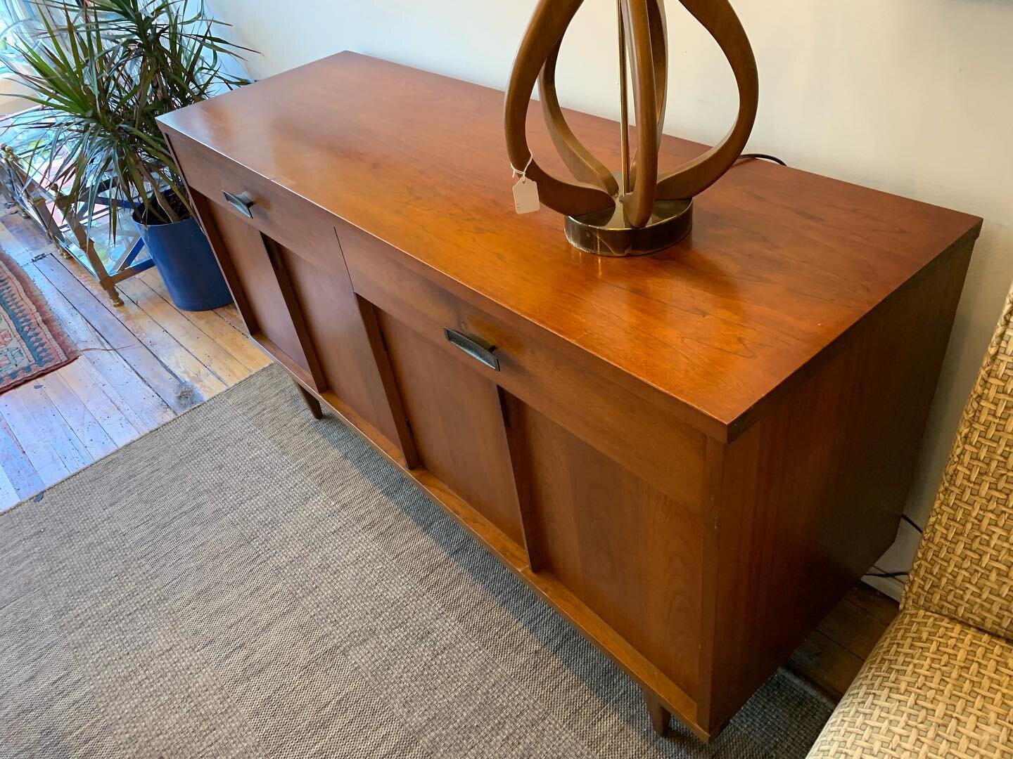 -Sold -A handsome American walnut credenza fresh into the shop. Great compact size, 56&rdquo; long, 18-1/4&rdquo; deep, 31&rdquo; tall. $495. #mcmdesign #vintagedesign #flx #genevany #interiordesign #mcmcredenza #morganlaurent
