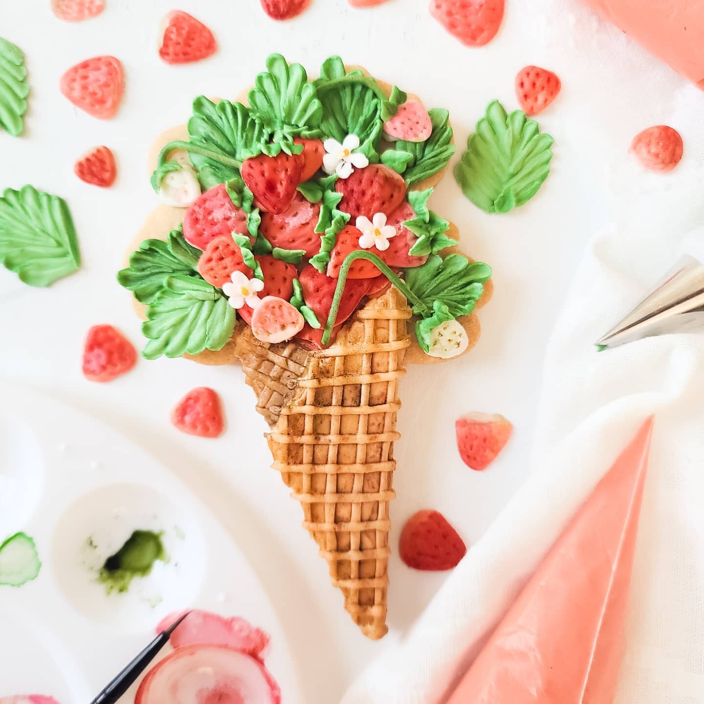 It's going to be 95 degrees today, which means ice cream is definitely in our future.

And for some reason strawberry ice cream sounds awfully good.

___
Cutter: @sheybdesigns x @paintedladiespastry

#strawberryicecream #icecreamcone #wafflecone #sug