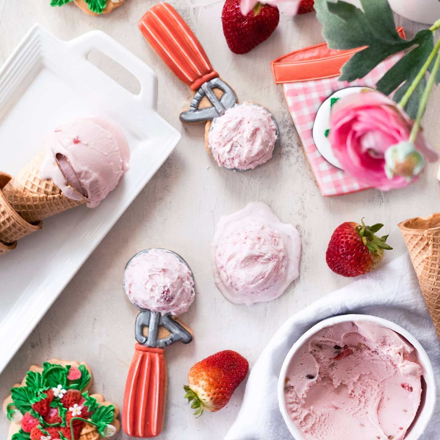 Can you spot the real ice cream?

I am obsessed with all things ice cream these days, both in cookie form and in real ice cream cone form.

It's become a Friday tradition the past couple for us to all meet for ice cream after Billy gets off of work. 